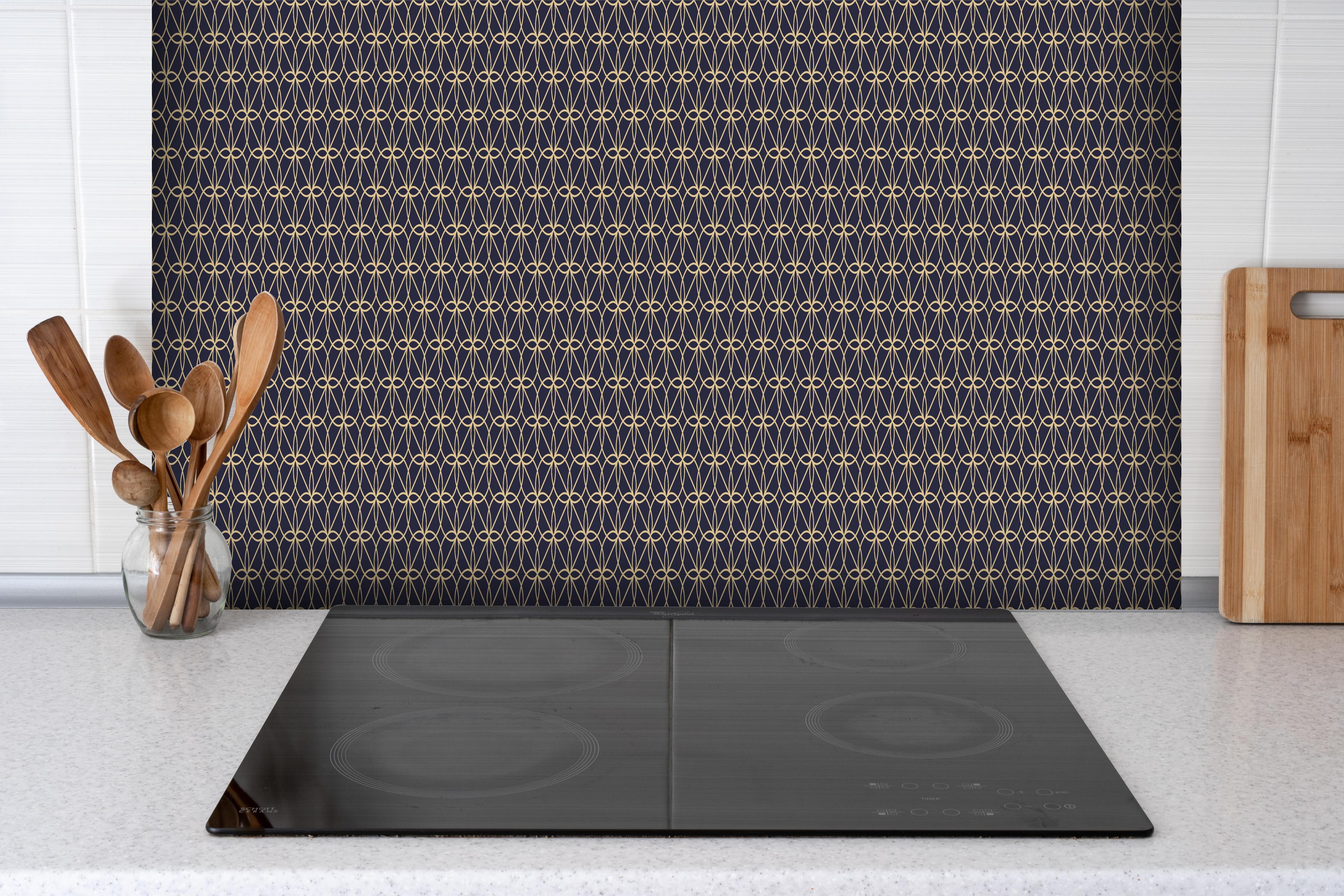 Spritzschutz - Abstrakte Dunkelblaue Musterstruktur hinter einem Cerankochfeld zwischen Holz-Kochutensilien