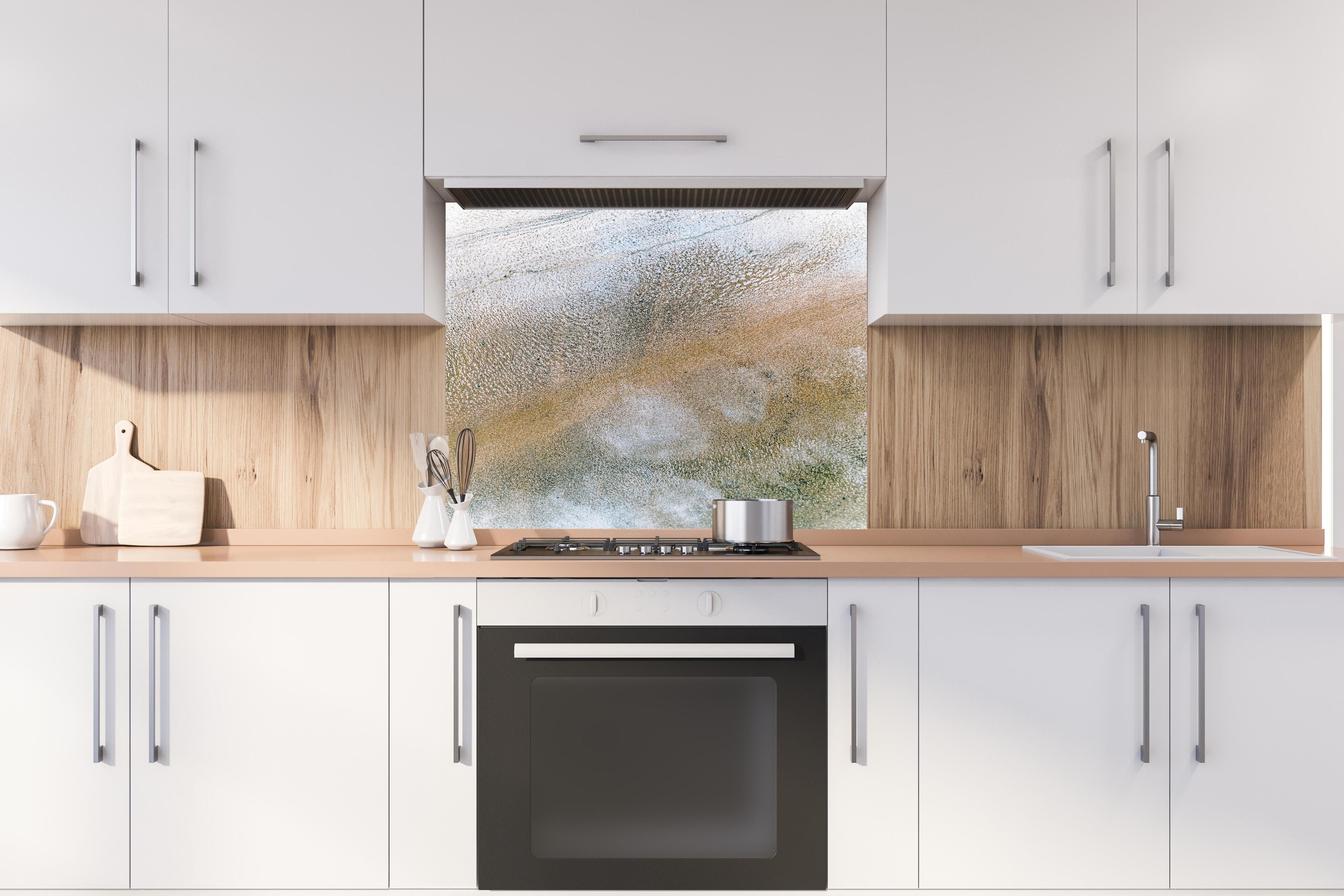 Spritzschutz - Abstrakte Erdton-Textur mit Nuancen hinter einem Cerankochfeld zwischen Holz-Kochutensilien