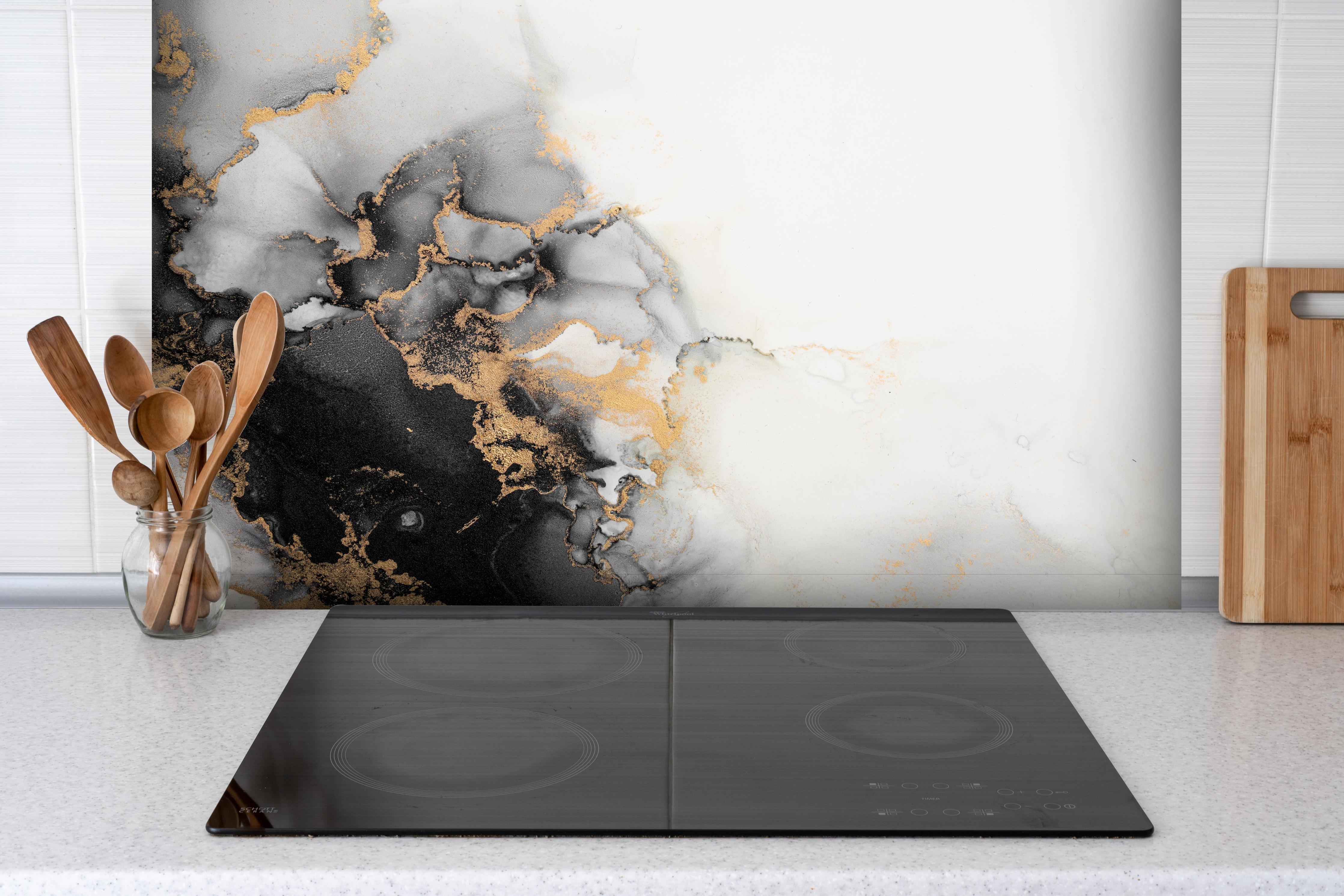 Spritzschutz - Abstrakte Flüssigkunst - Marmor hinter einem Cerankochfeld zwischen Holz-Kochutensilien