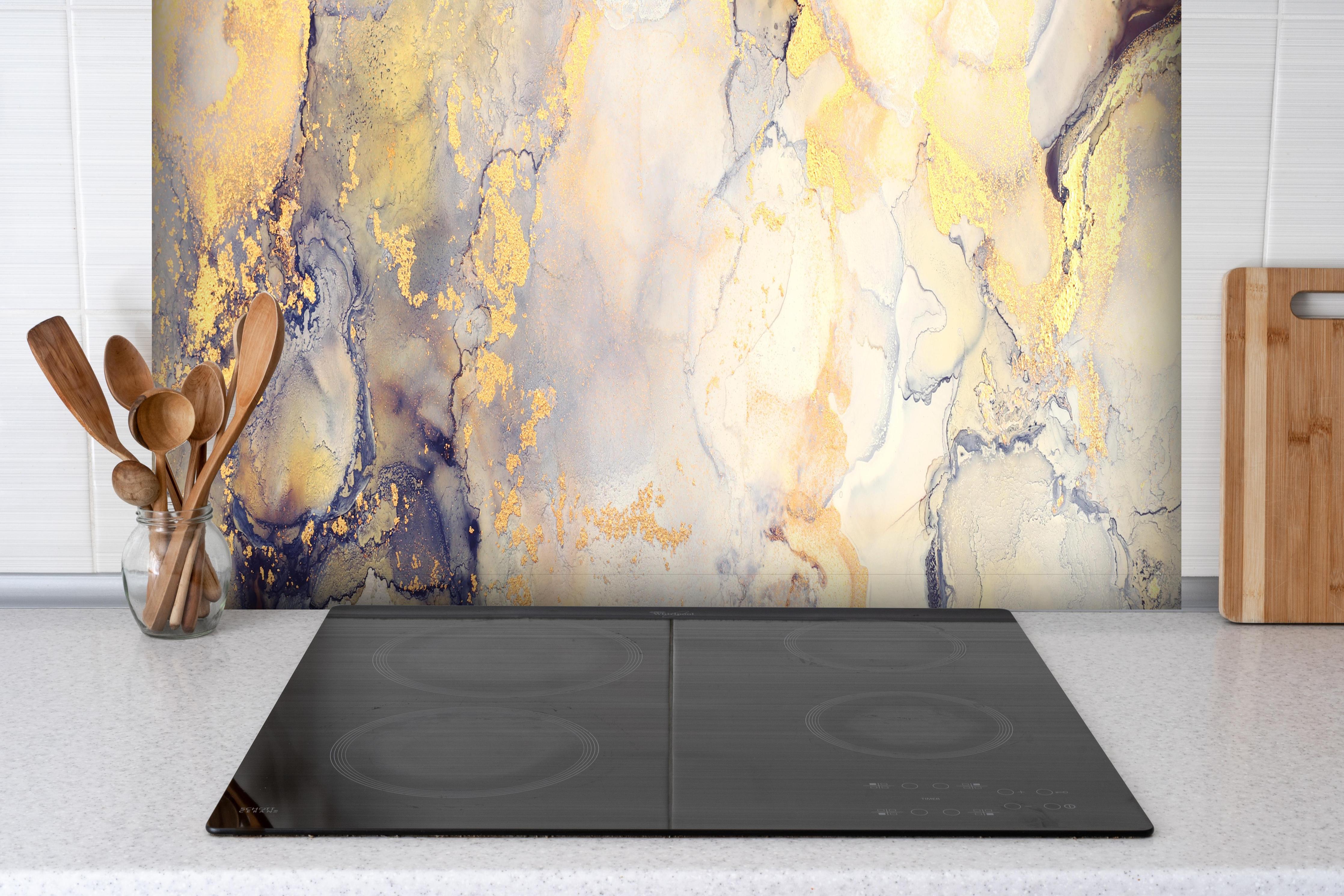 Spritzschutz - Abstrakte Flüssigkunstmalerei mit Alkoholtinte hinter einem Cerankochfeld zwischen Holz-Kochutensilien