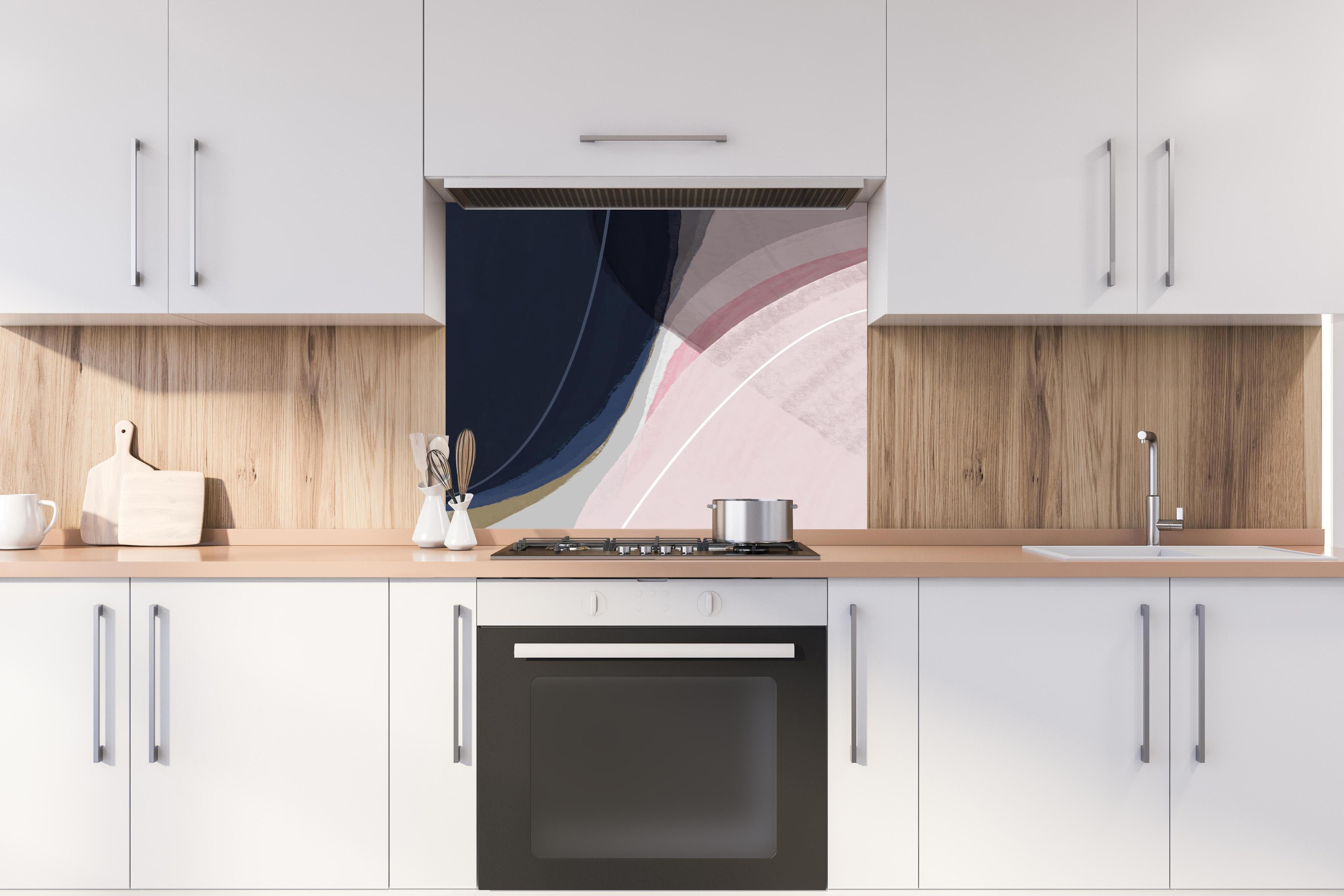 Spritzschutz - Abstrakte Geometrie in Sanften Pastelltönen hinter einem Cerankochfeld zwischen Holz-Kochutensilien