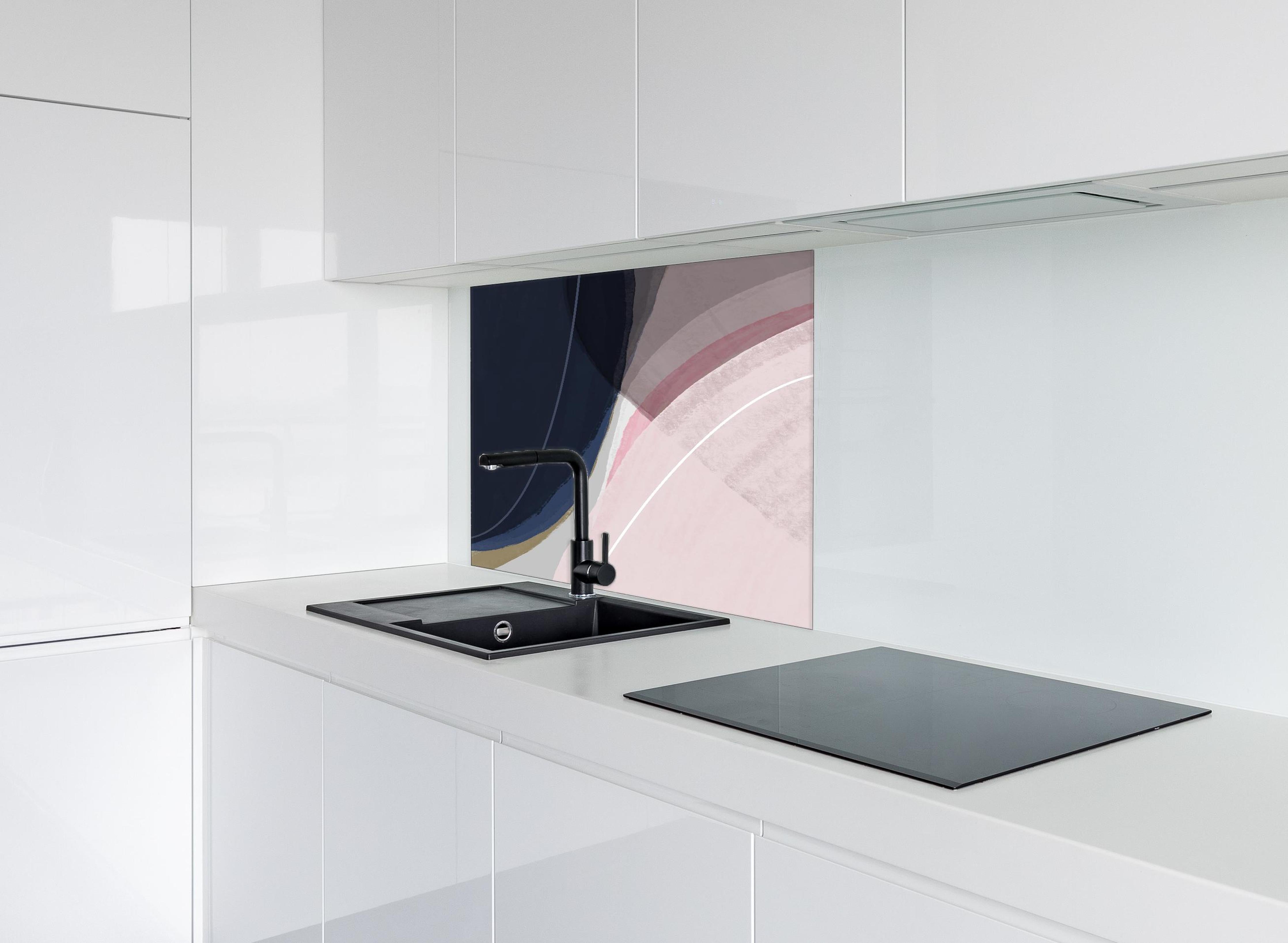 Spritzschutz - Abstrakte Geometrie in Sanften Pastelltönen hinter einem Cerankochfeld zwischen Holz-Kochutensilien