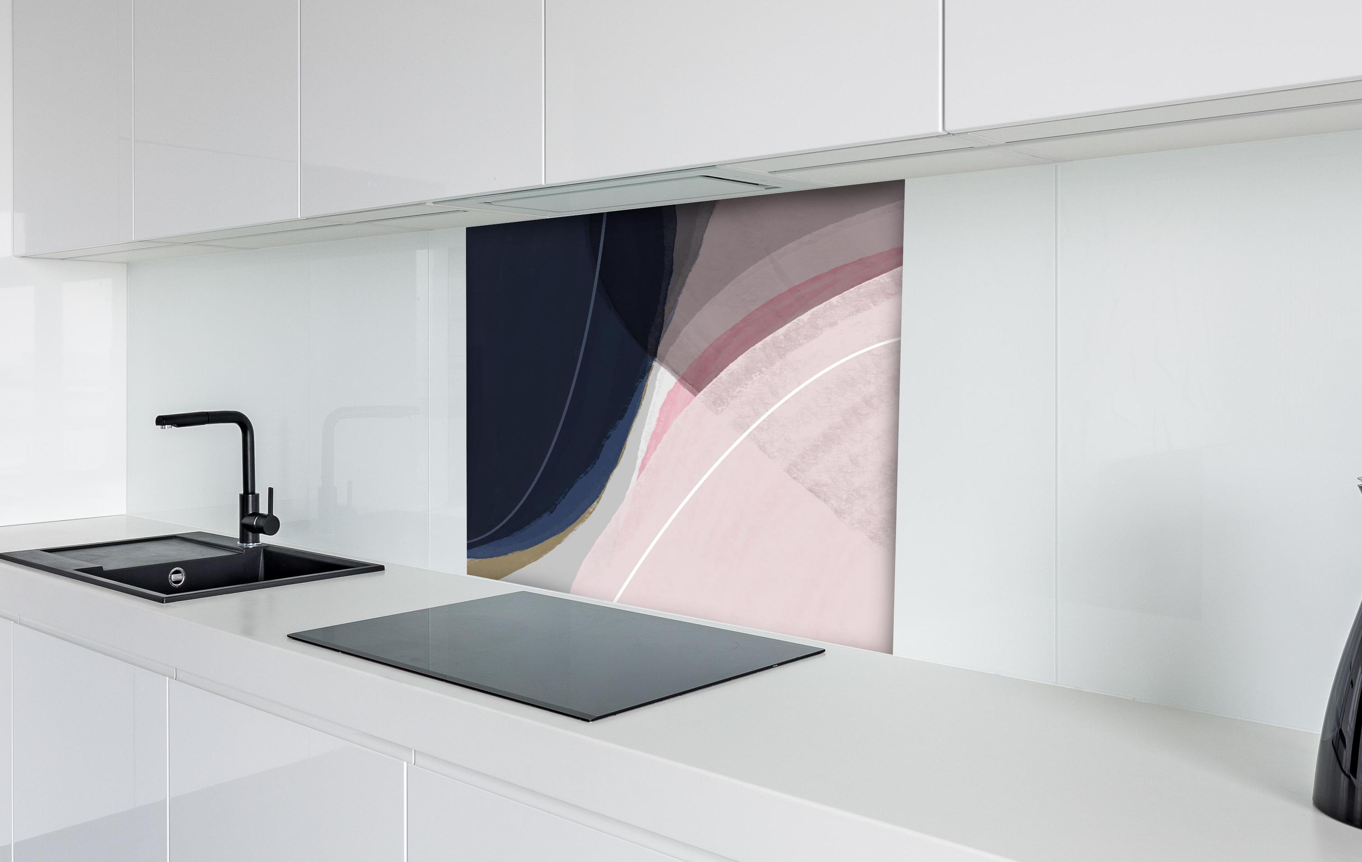 Spritzschutz - Abstrakte Geometrie in Sanften Pastelltönen hinter einem Cerankochfeld zwischen Holz-Kochutensilien