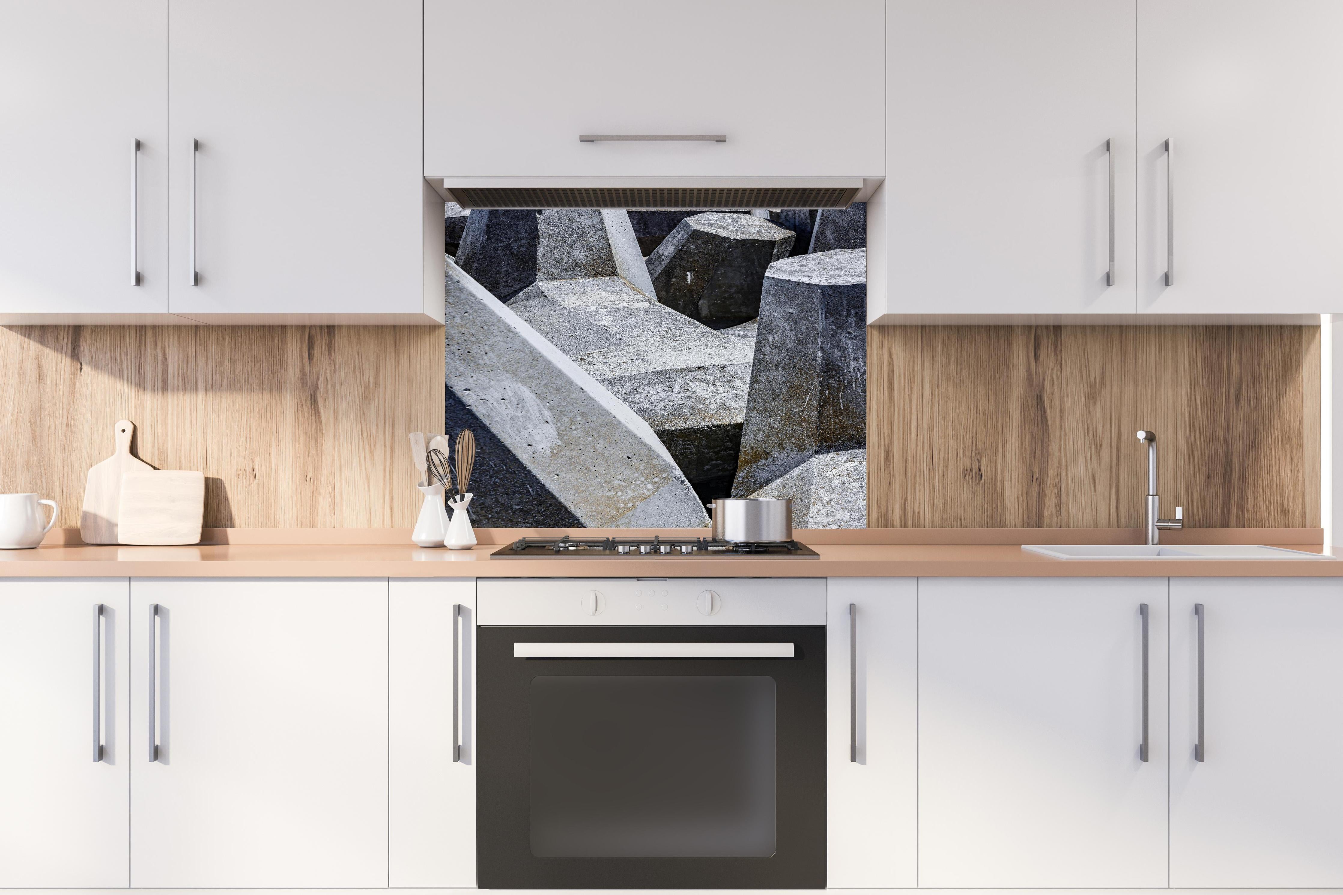 Spritzschutz - Abstrakte Geometrie in Steinoptik Grau-Weiß hinter einem Cerankochfeld zwischen Holz-Kochutensilien