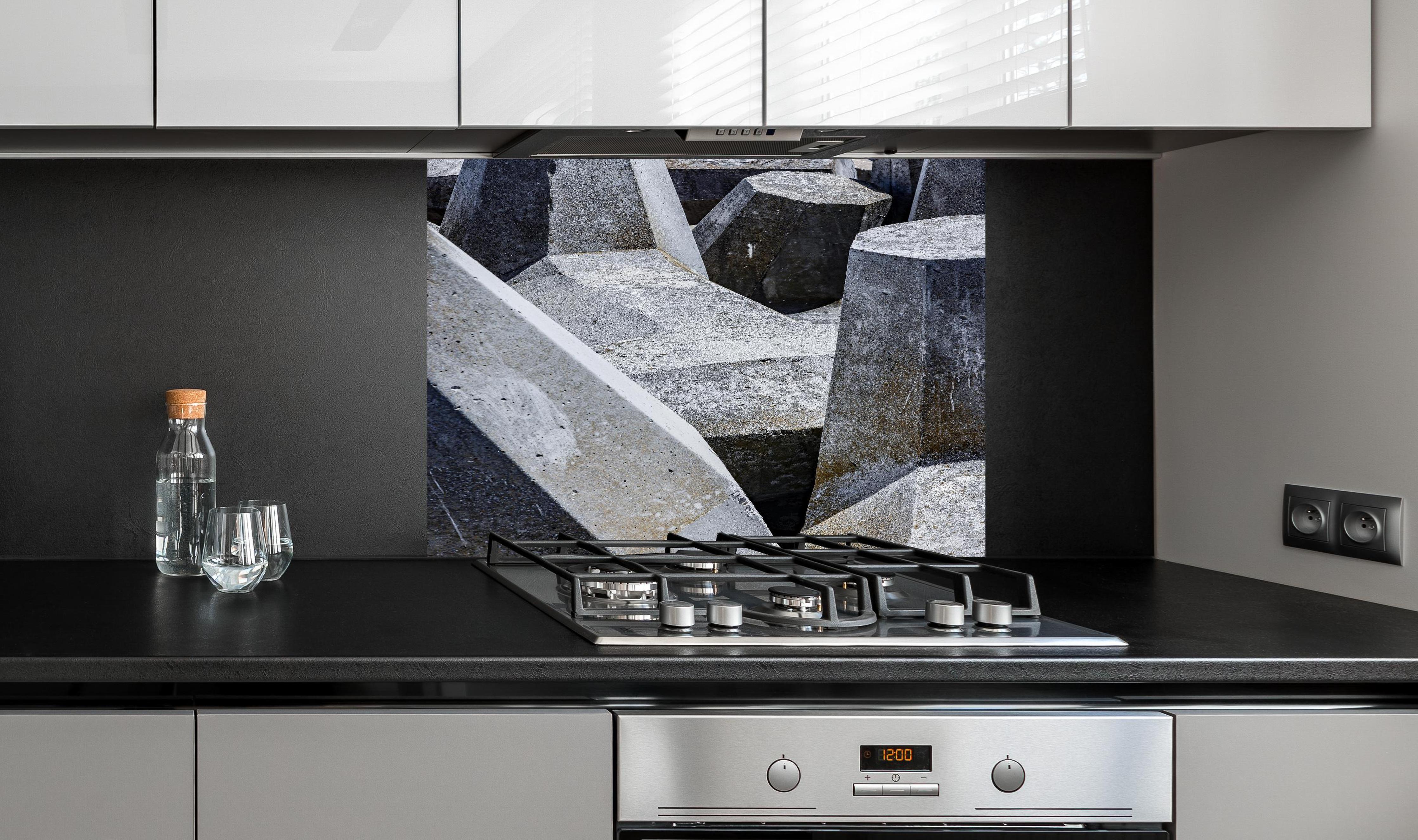 Spritzschutz - Abstrakte Geometrie in Steinoptik Grau-Weiß hinter einem Cerankochfeld zwischen Holz-Kochutensilien