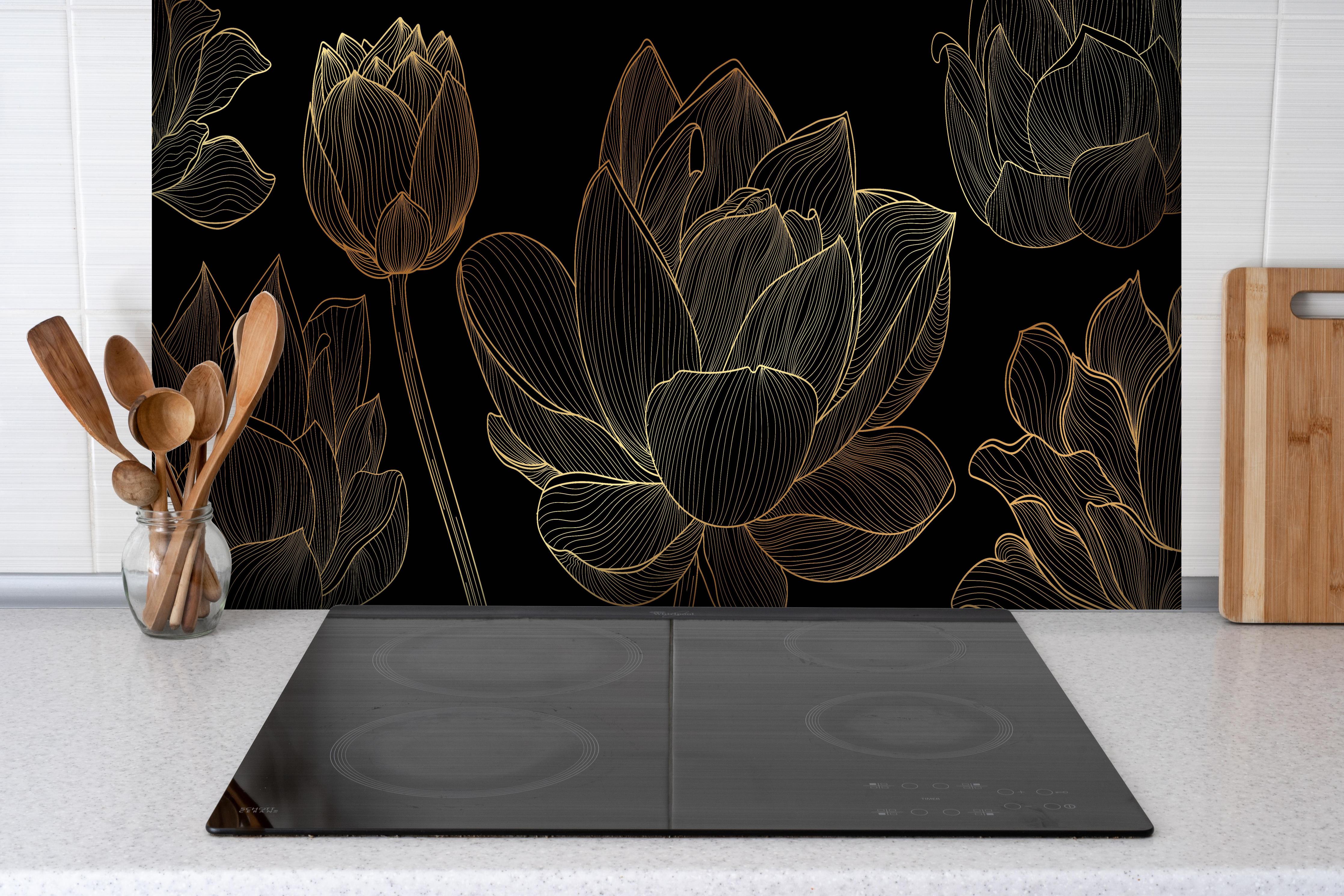 Spritzschutz - Abstrakte Goldene Blumen Lineart hinter einem Cerankochfeld zwischen Holz-Kochutensilien