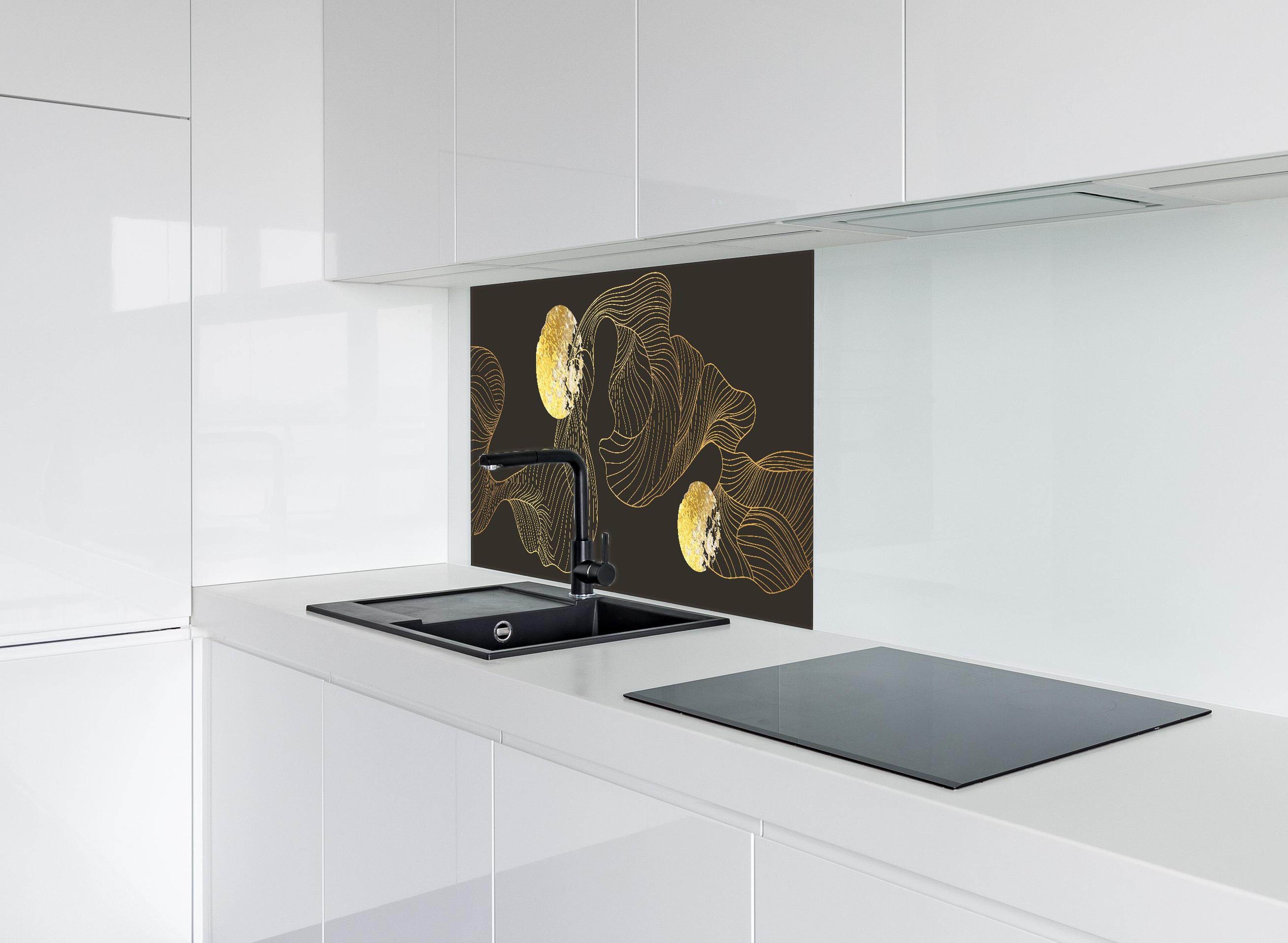 Spritzschutz - Abstrakte Goldene Lineart auf Schwarz hinter einem Cerankochfeld zwischen Holz-Kochutensilien
