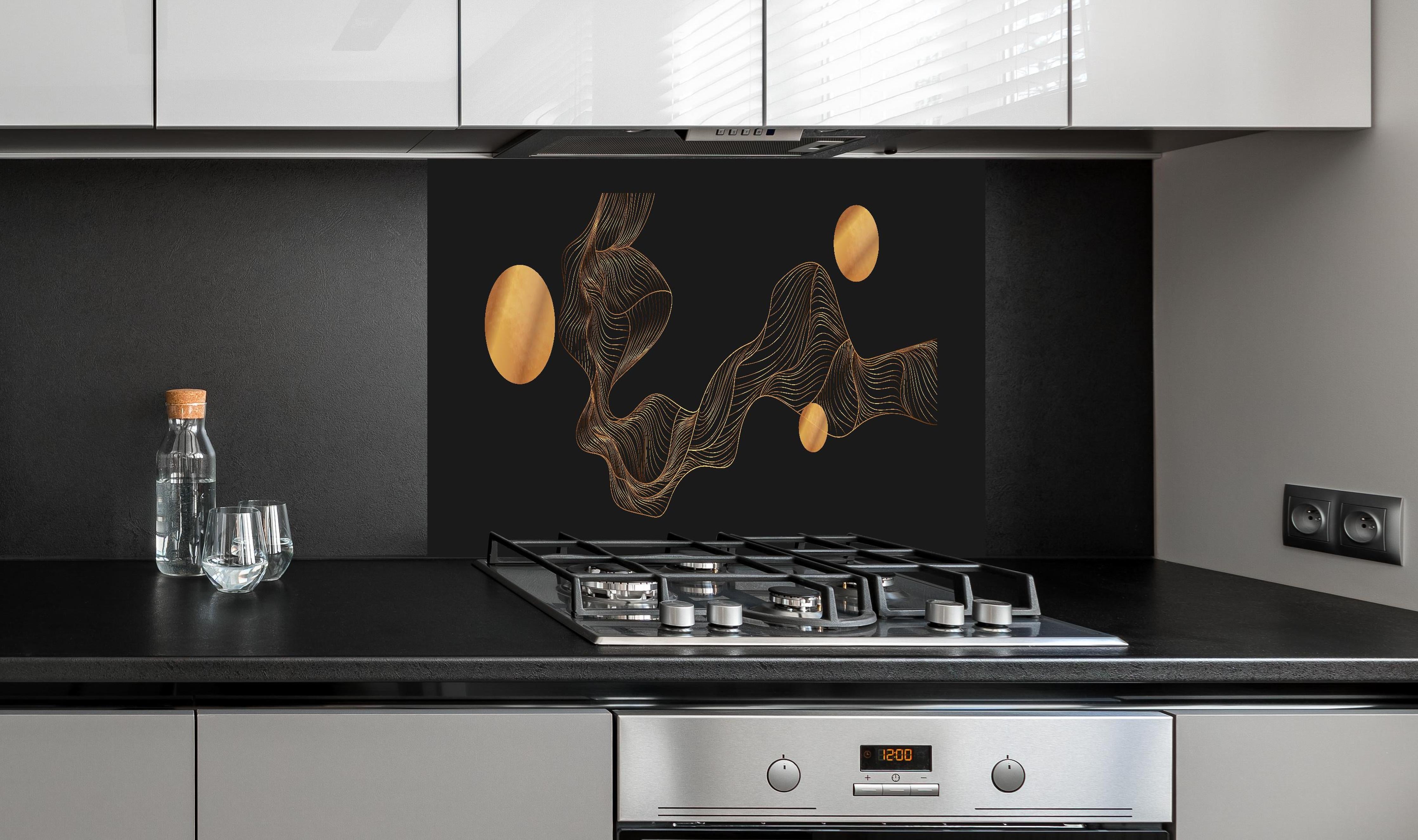 Spritzschutz - Abstrakte Goldene Wellen und Kugeln hinter einem Cerankochfeld zwischen Holz-Kochutensilien