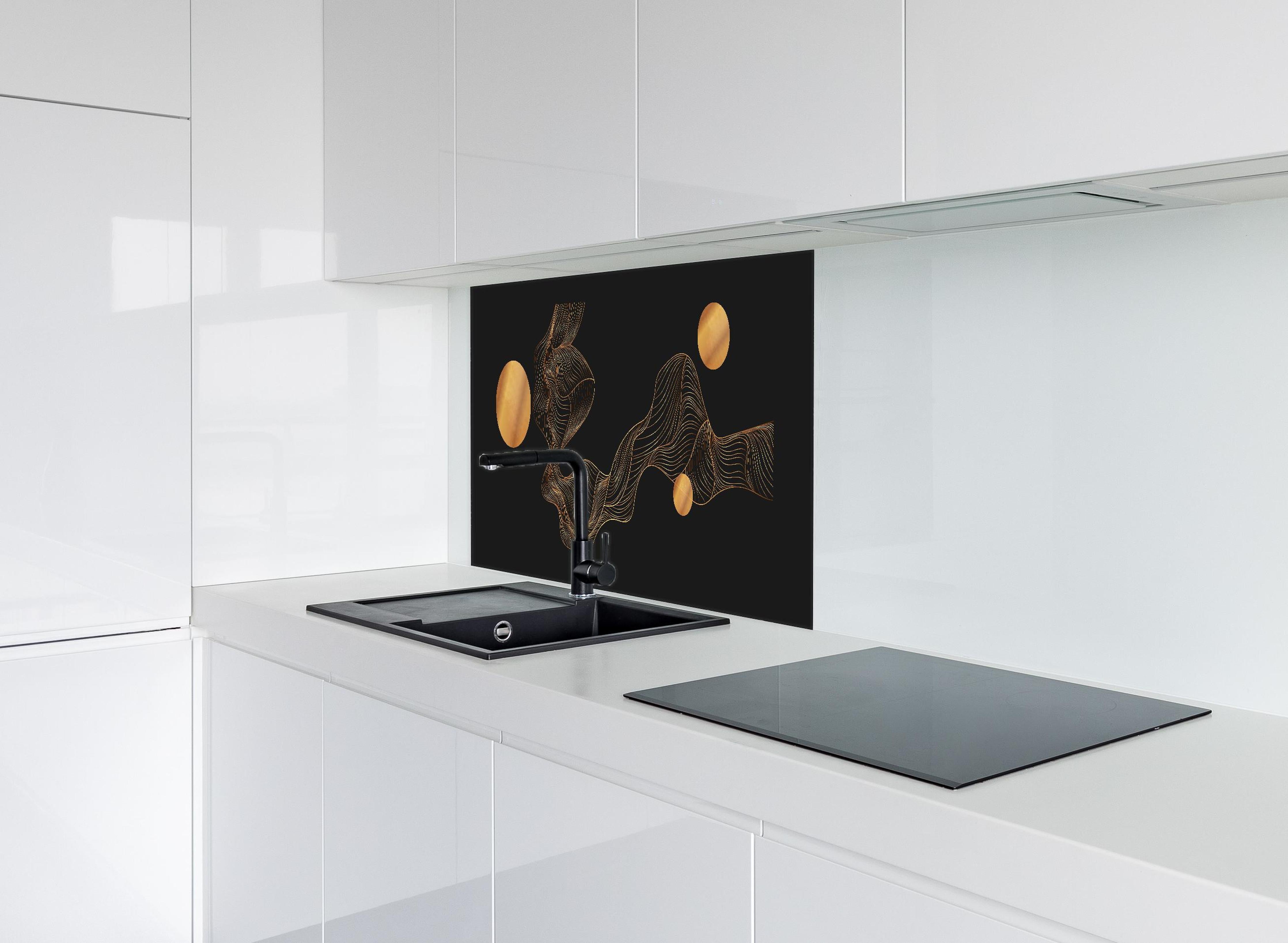 Spritzschutz - Abstrakte Goldene Wellen und Kugeln hinter einem Cerankochfeld zwischen Holz-Kochutensilien