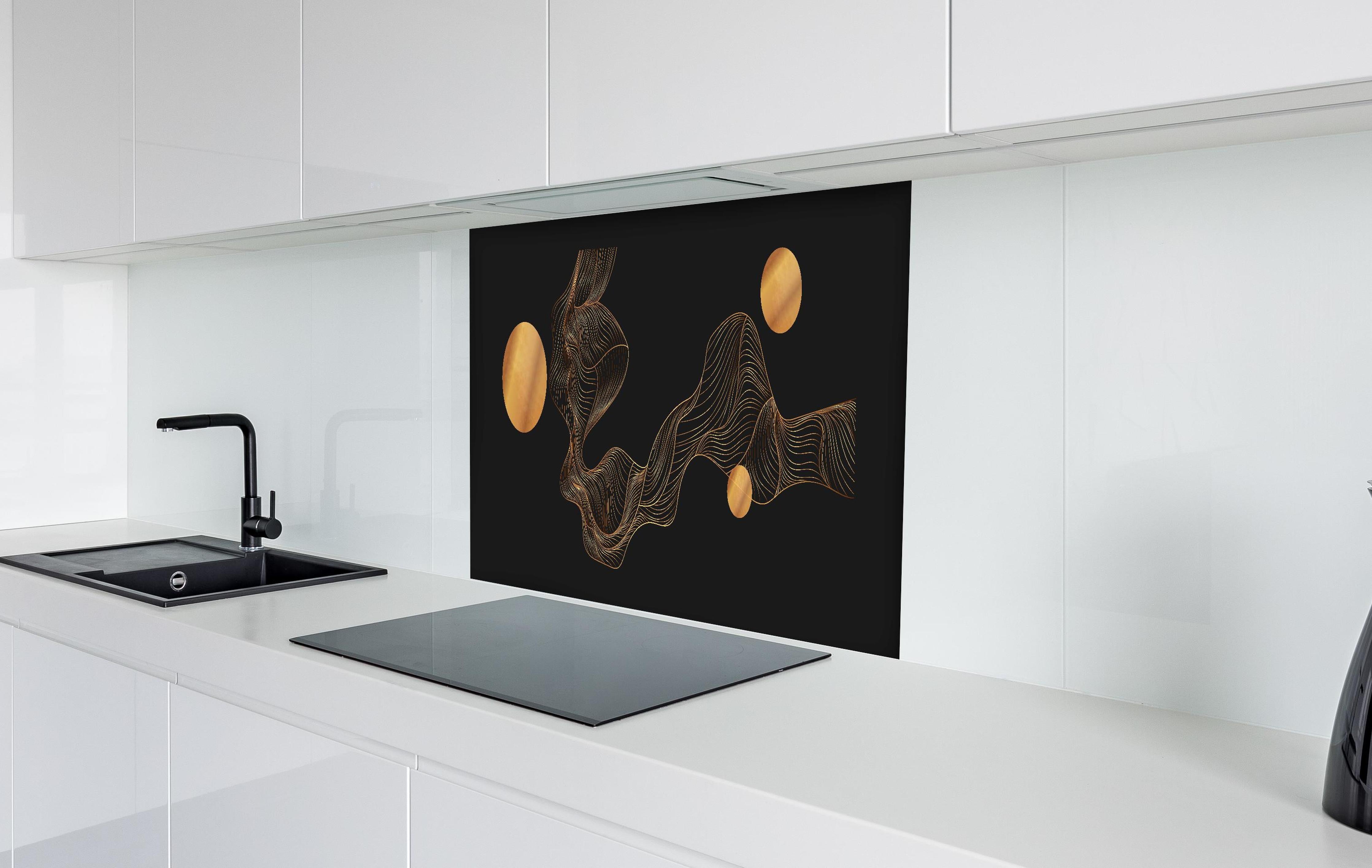 Spritzschutz - Abstrakte Goldene Wellen und Kugeln hinter einem Cerankochfeld zwischen Holz-Kochutensilien