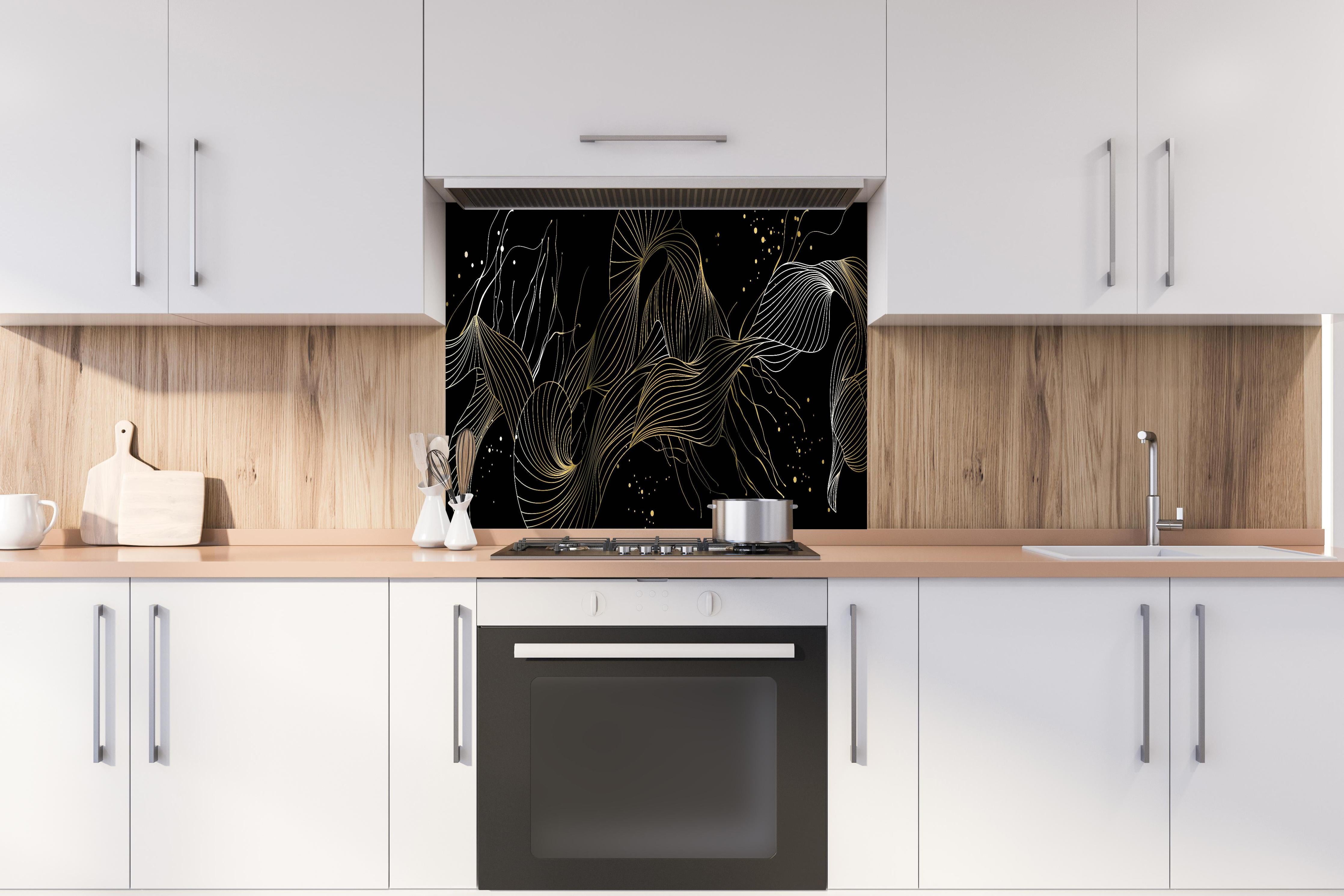 Spritzschutz - Abstrakte Goldlinien-Kunst auf schwarzem Hintergrund hinter einem Cerankochfeld zwischen Holz-Kochutensilien