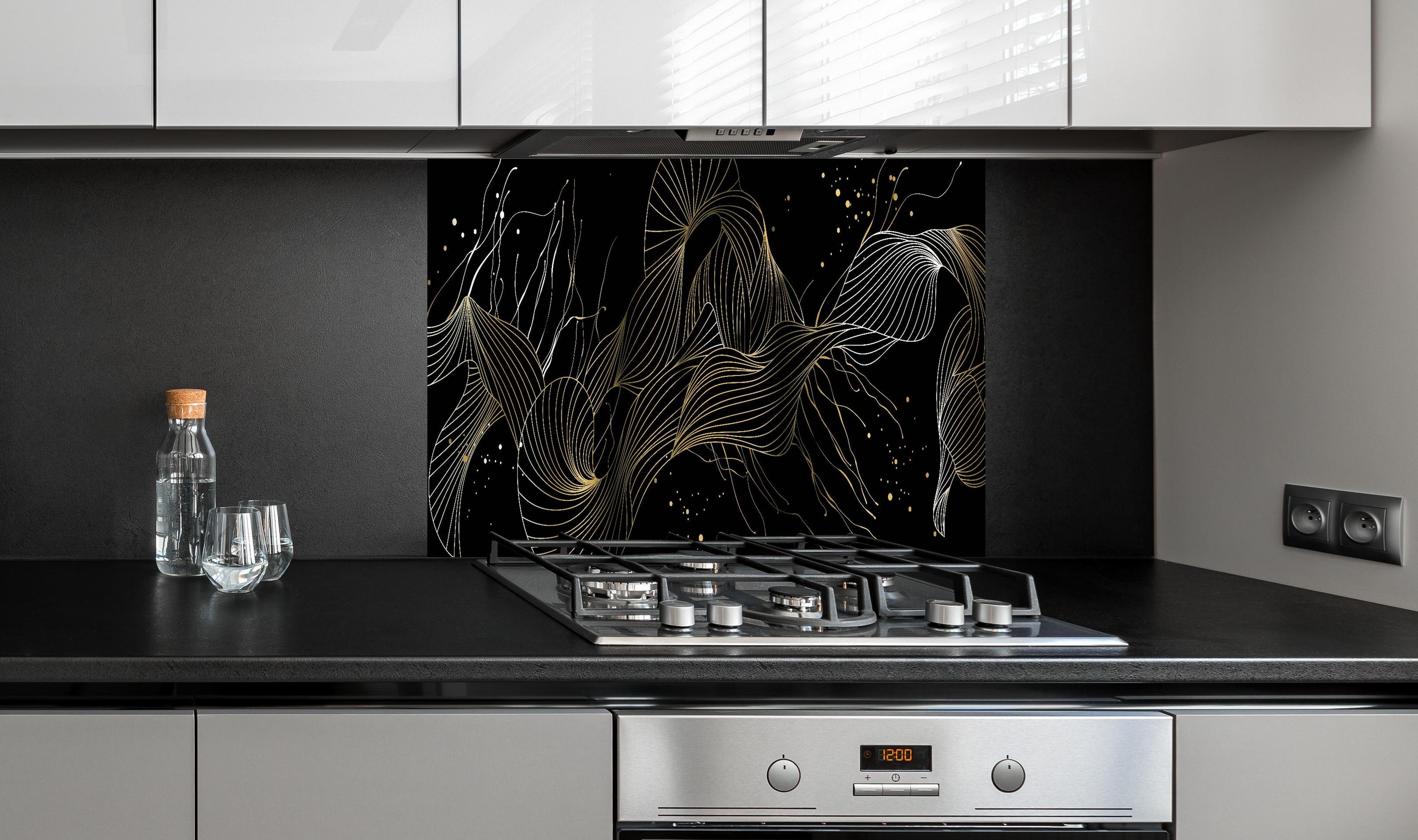 Spritzschutz - Abstrakte Goldlinien-Kunst auf schwarzem Hintergrund hinter einem Cerankochfeld zwischen Holz-Kochutensilien