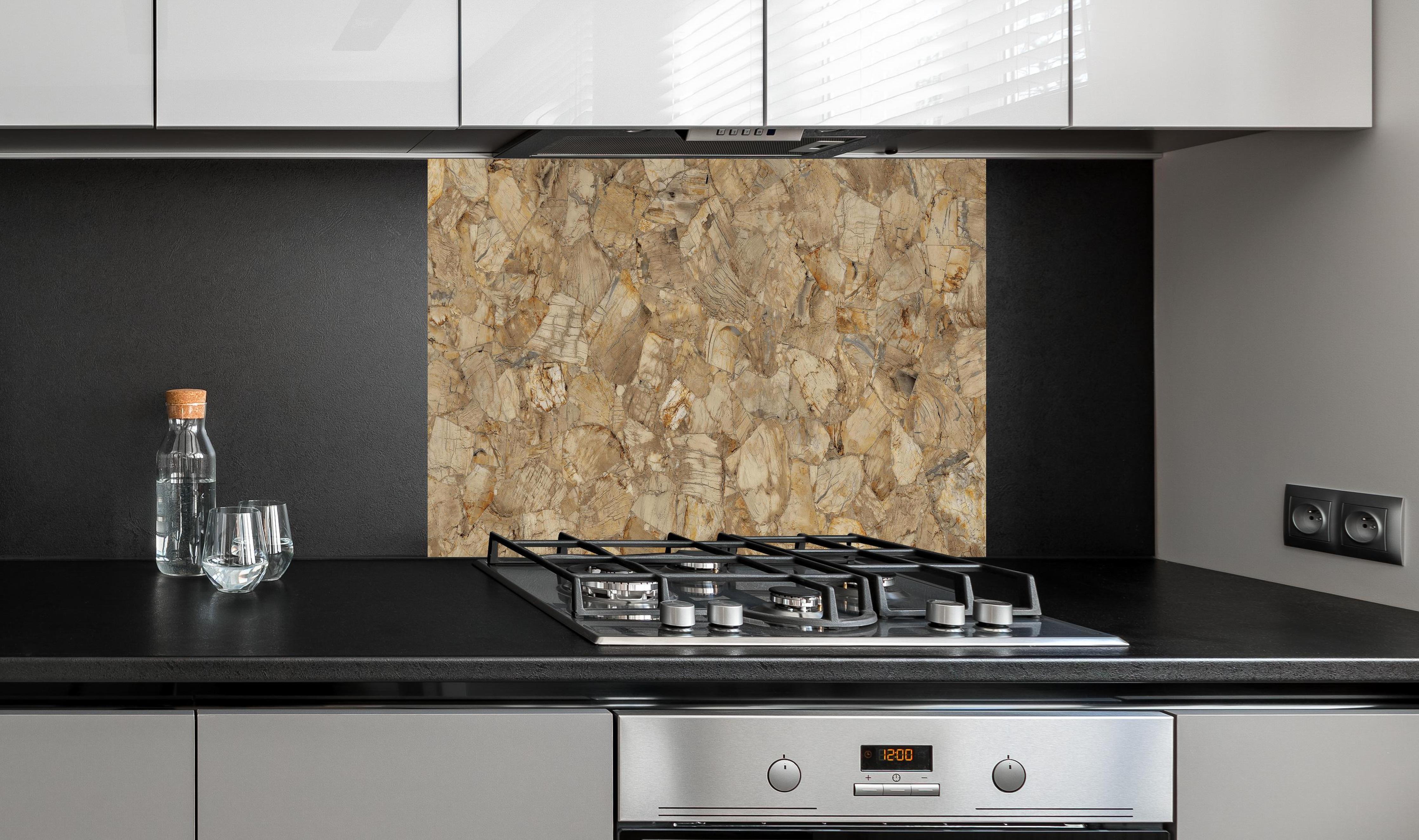 Spritzschutz - Abstrakte Holz Struktur hinter einem Cerankochfeld zwischen Holz-Kochutensilien