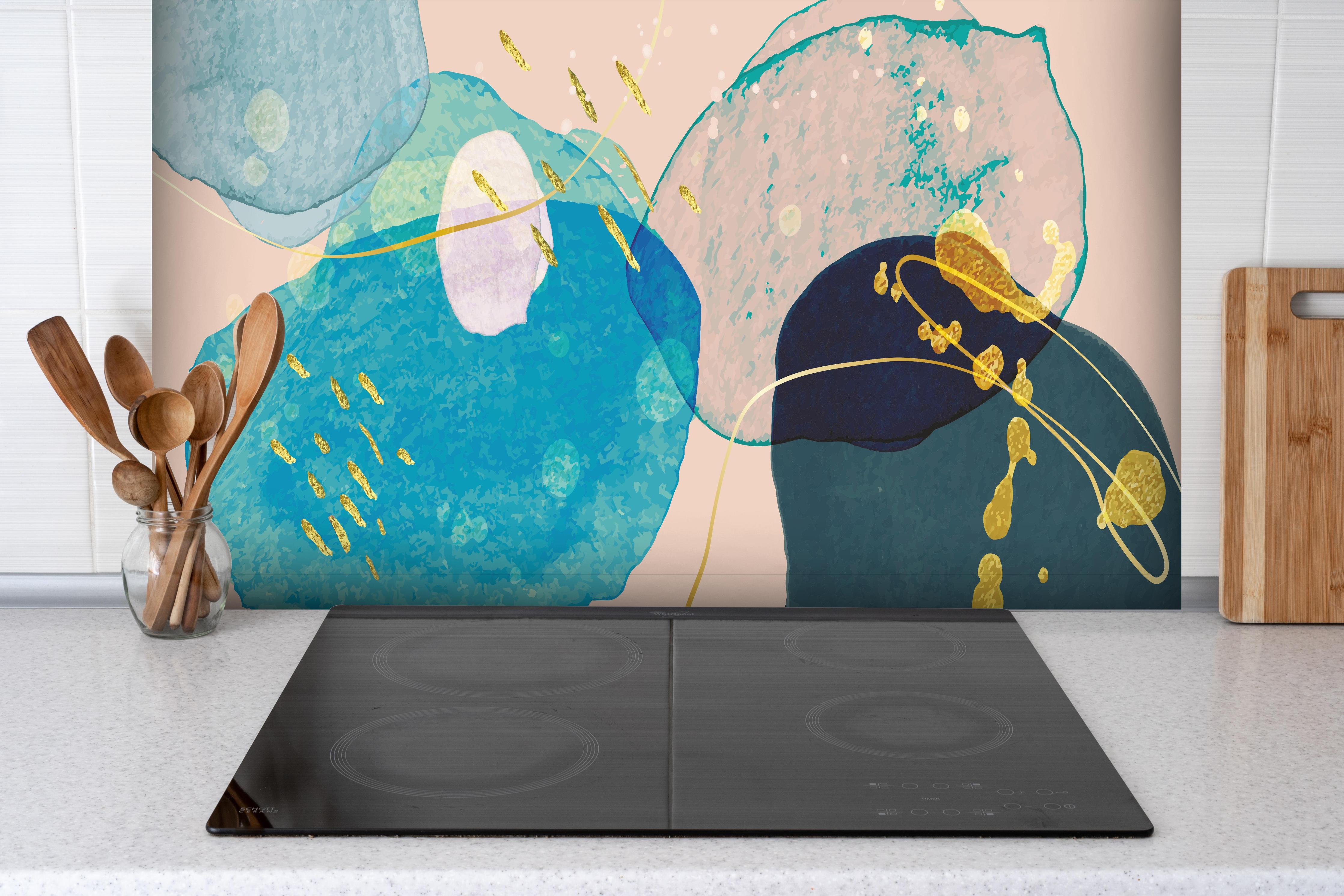 Spritzschutz - Abstrakte Illustration in Pastellfarbtönen hinter einem Cerankochfeld zwischen Holz-Kochutensilien