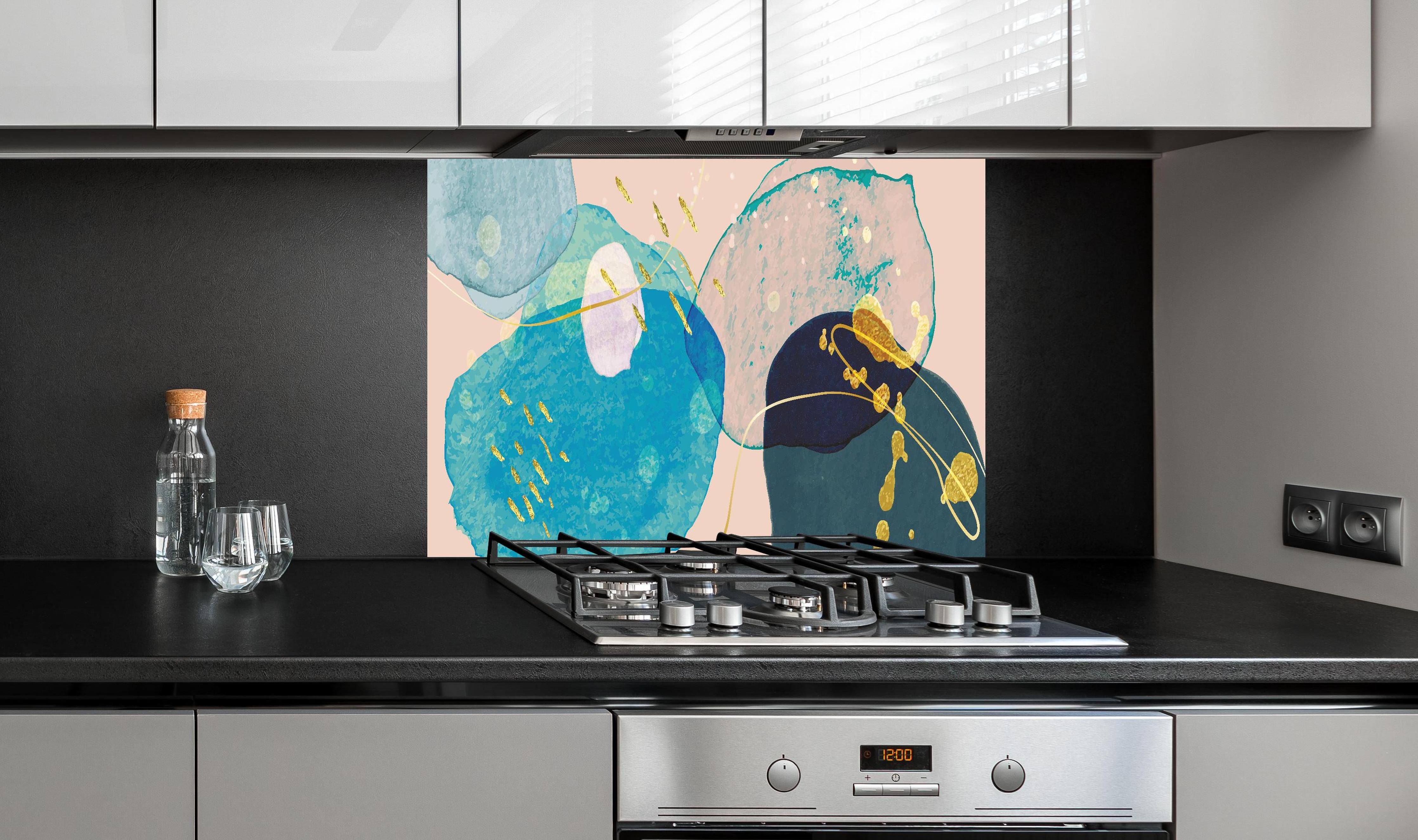 Spritzschutz - Abstrakte Illustration in Pastellfarbtönen hinter einem Cerankochfeld zwischen Holz-Kochutensilien