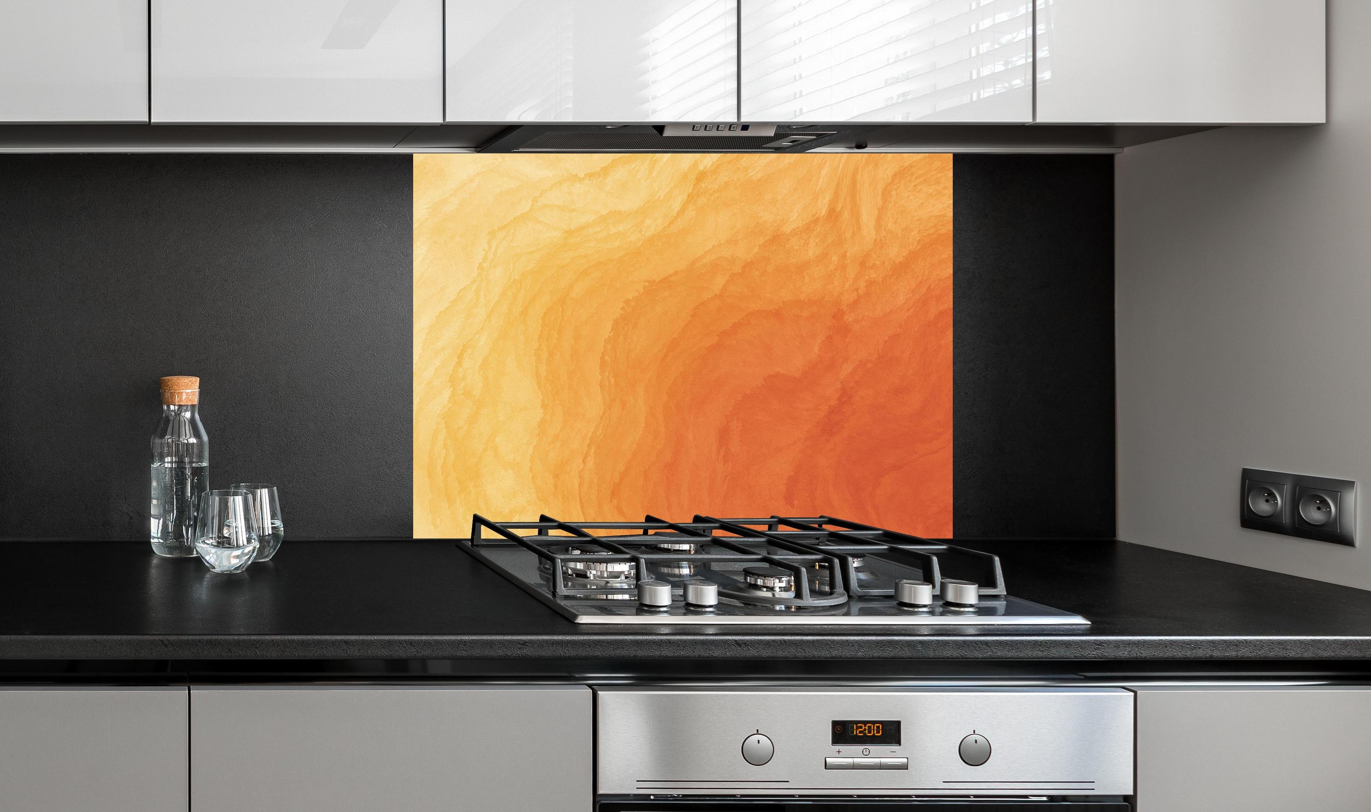 Spritzschutz - Abstrakte Kunst - Aquarell hinter einem Cerankochfeld zwischen Holz-Kochutensilien