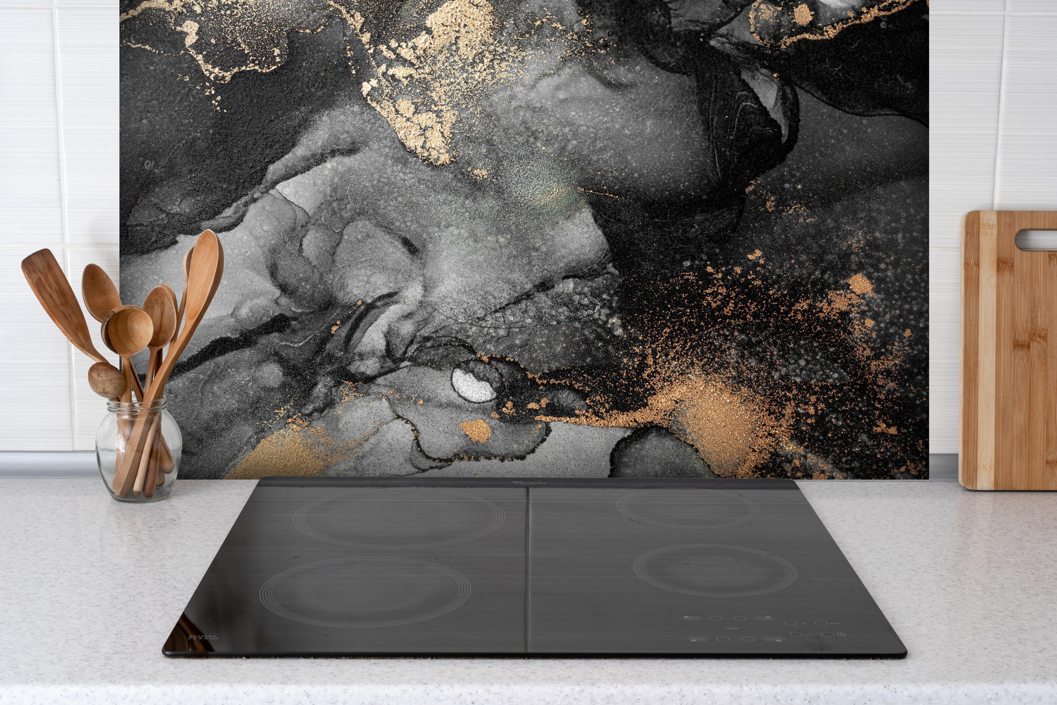 Spritzschutz - Abstrakte Kunst - Flüssigmalerei hinter einem Cerankochfeld zwischen Holz-Kochutensilien