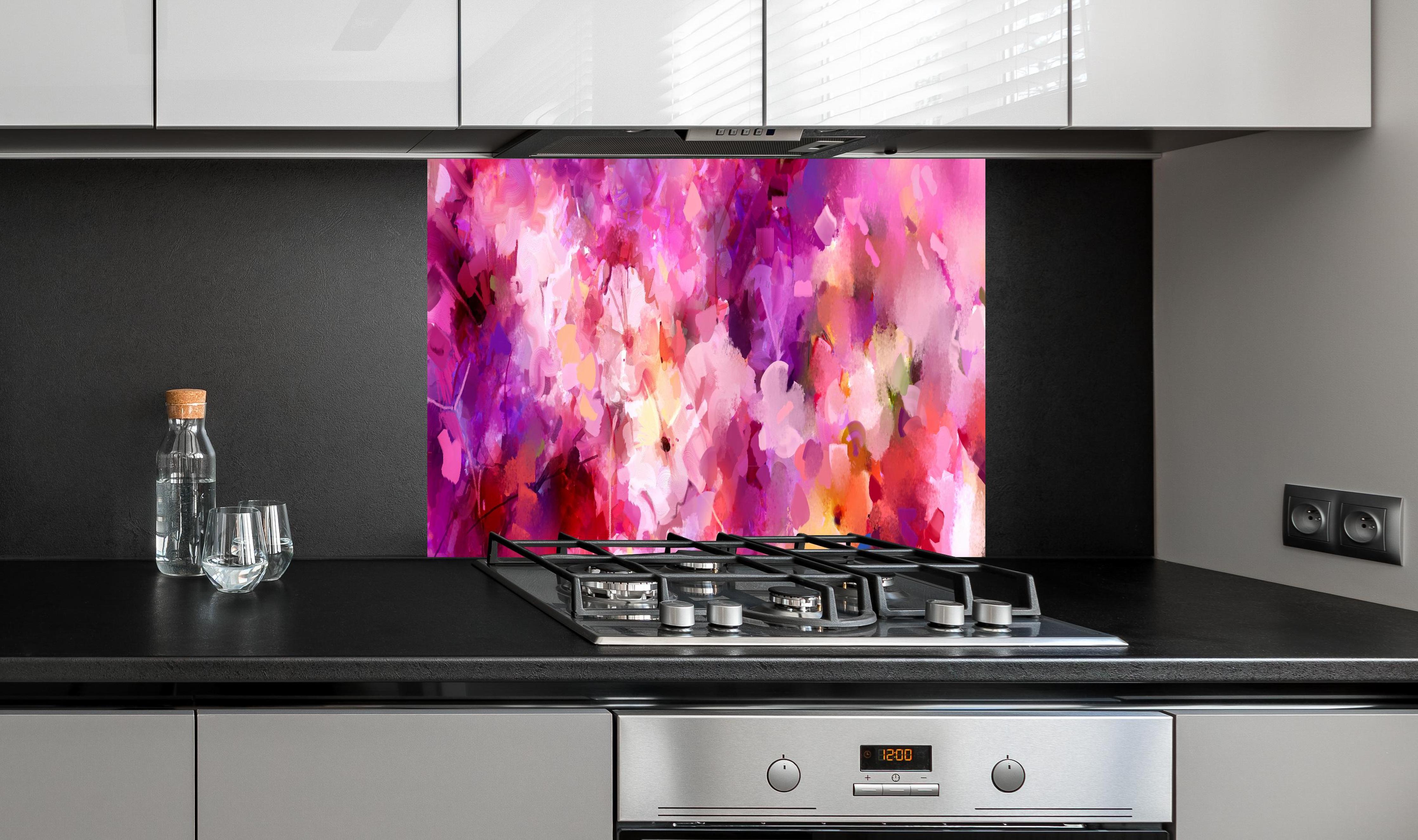 Spritzschutz - Abstrakte Kunst Blumenwiese auf Leinwand hinter einem Cerankochfeld zwischen Holz-Kochutensilien