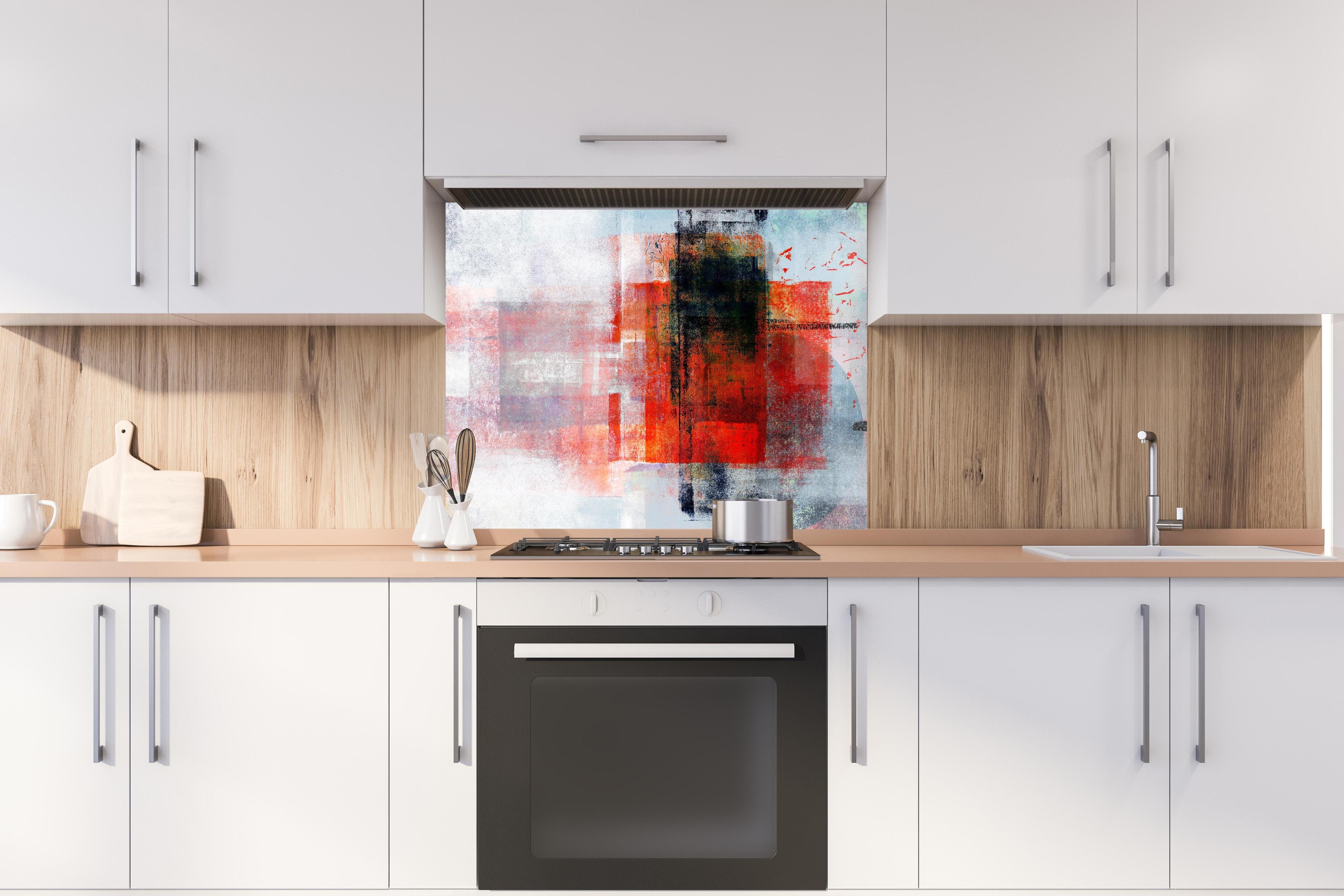 Spritzschutz - Abstrakte Kunst Rot Grau Textur hinter einem Cerankochfeld zwischen Holz-Kochutensilien
