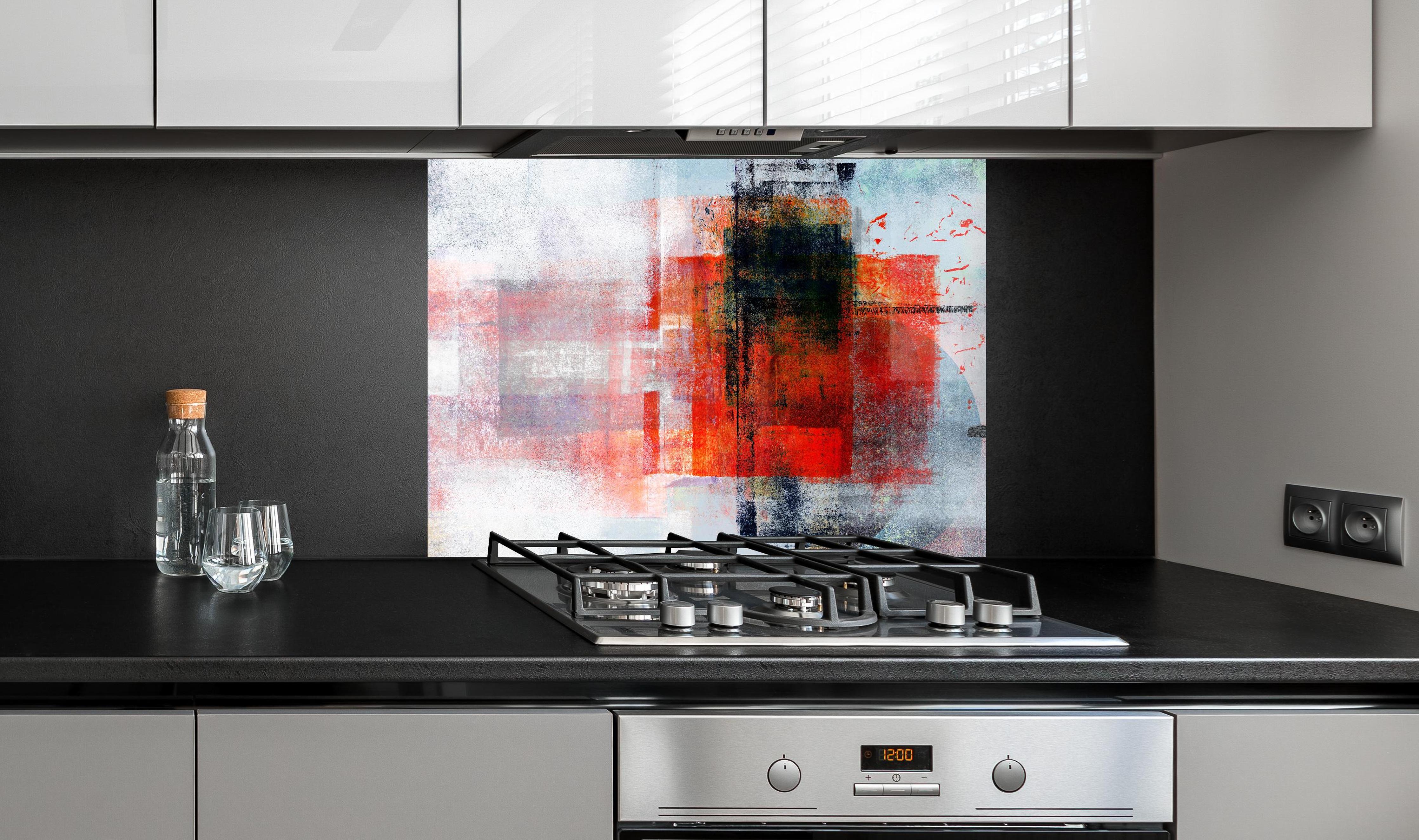 Spritzschutz - Abstrakte Kunst Rot Grau Textur hinter einem Cerankochfeld zwischen Holz-Kochutensilien