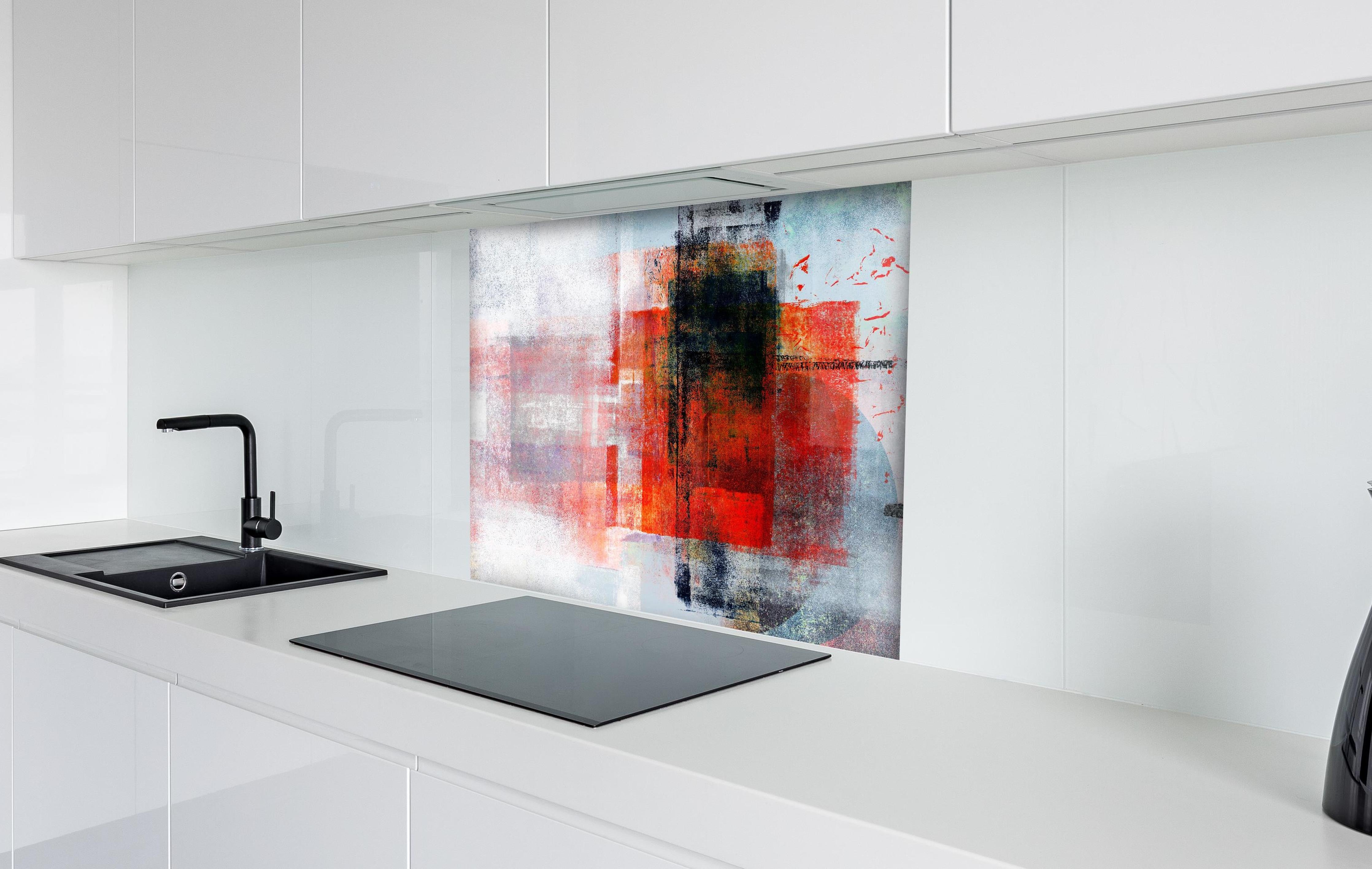 Spritzschutz - Abstrakte Kunst Rot Grau Textur hinter einem Cerankochfeld zwischen Holz-Kochutensilien