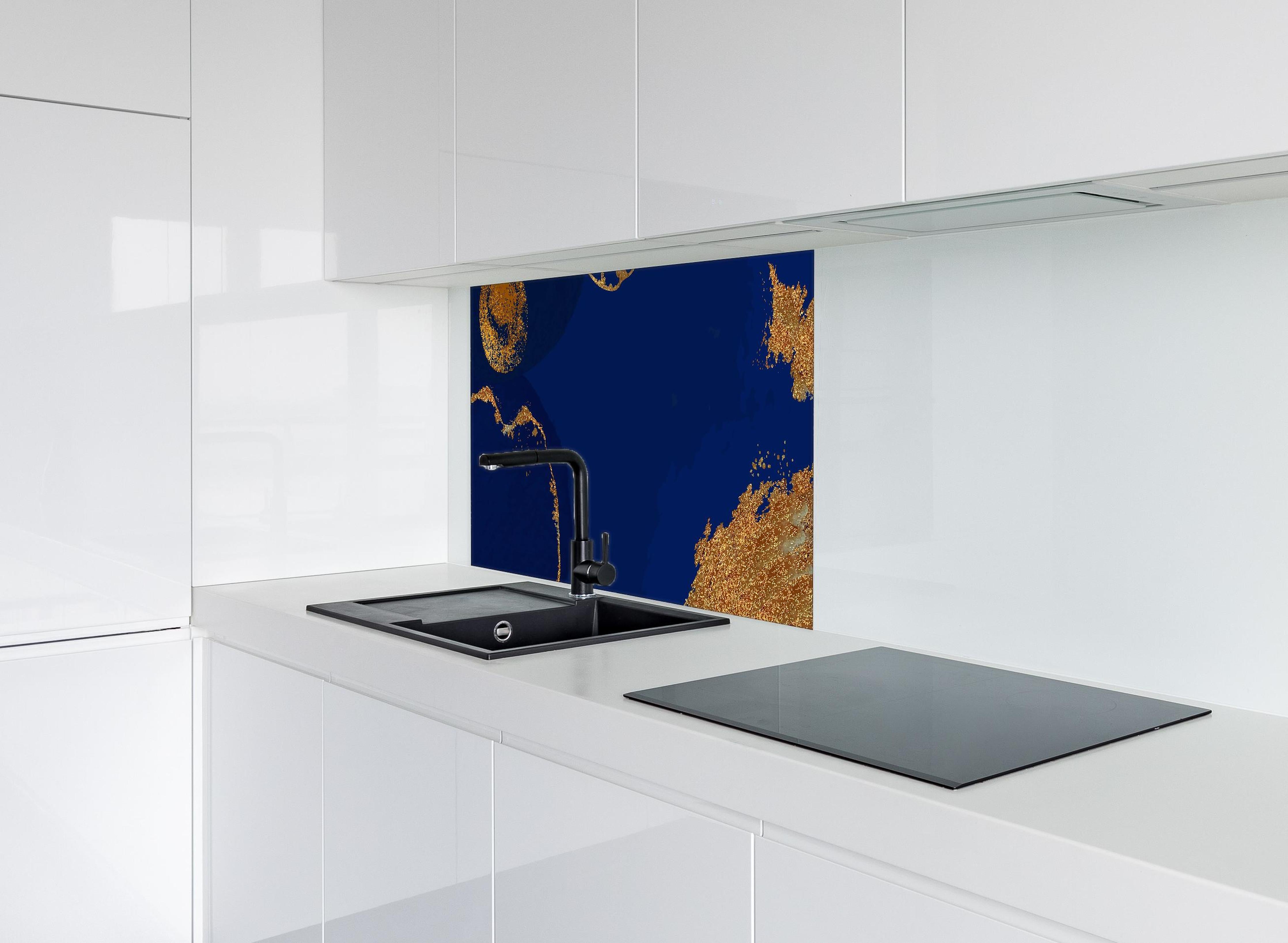 Spritzschutz - Abstrakte Kunst in Gold-und Blautönen hinter einem Cerankochfeld zwischen Holz-Kochutensilien