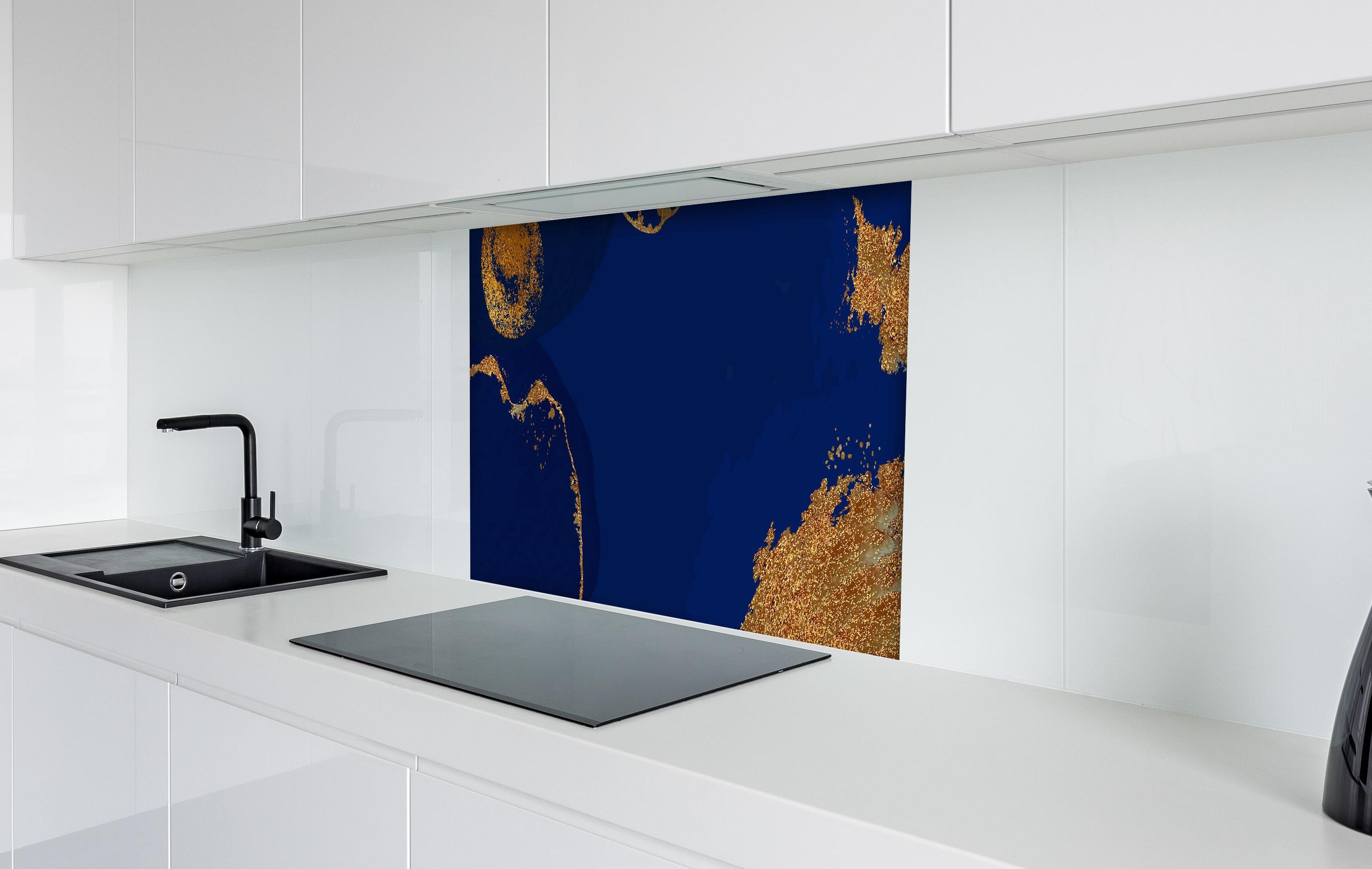 Spritzschutz - Abstrakte Kunst in Gold-und Blautönen hinter einem Cerankochfeld zwischen Holz-Kochutensilien