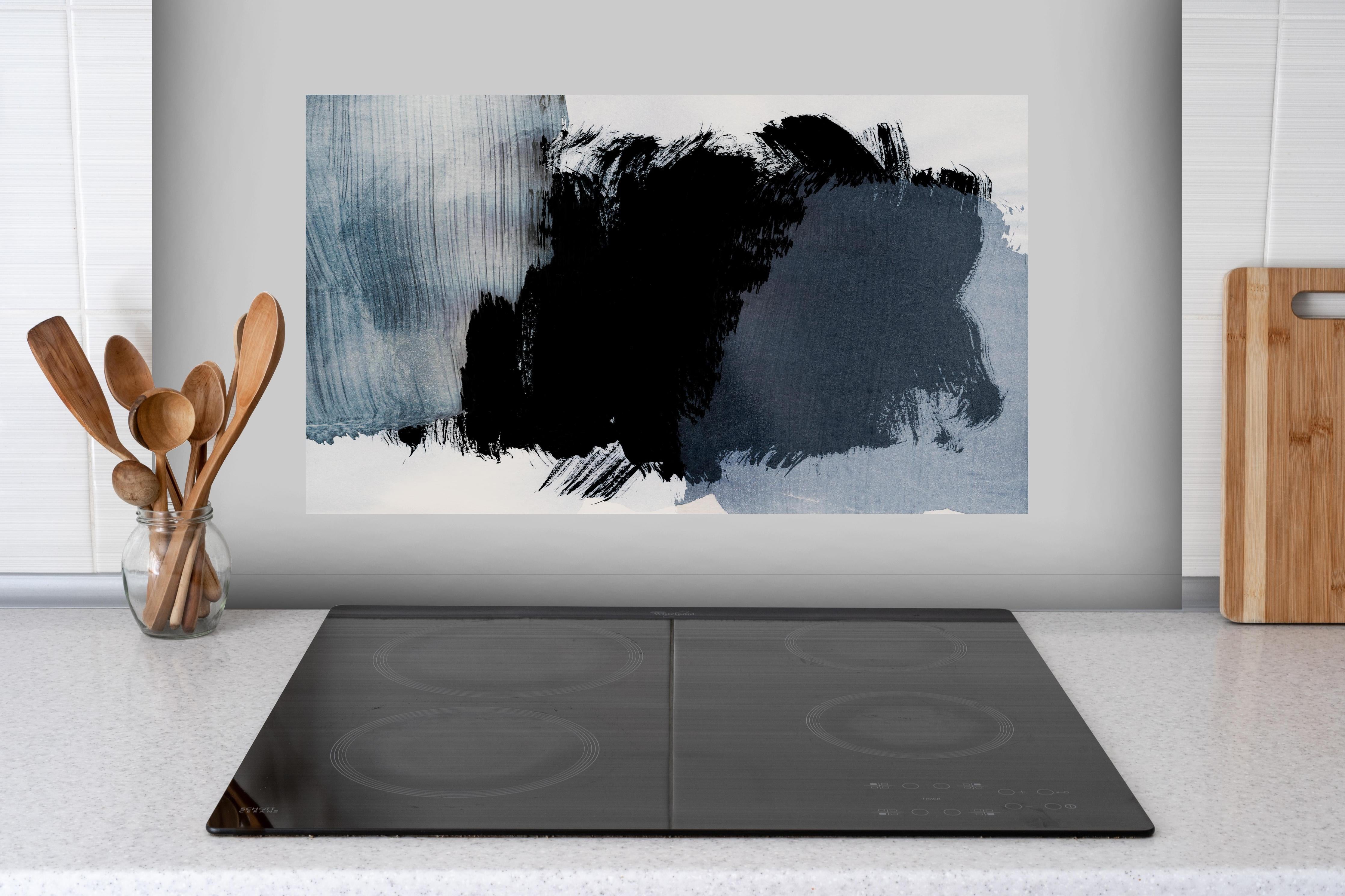Spritzschutz - Abstrakte Kunst in Pastell-Blaugrau-Tönen hinter einem Cerankochfeld zwischen Holz-Kochutensilien