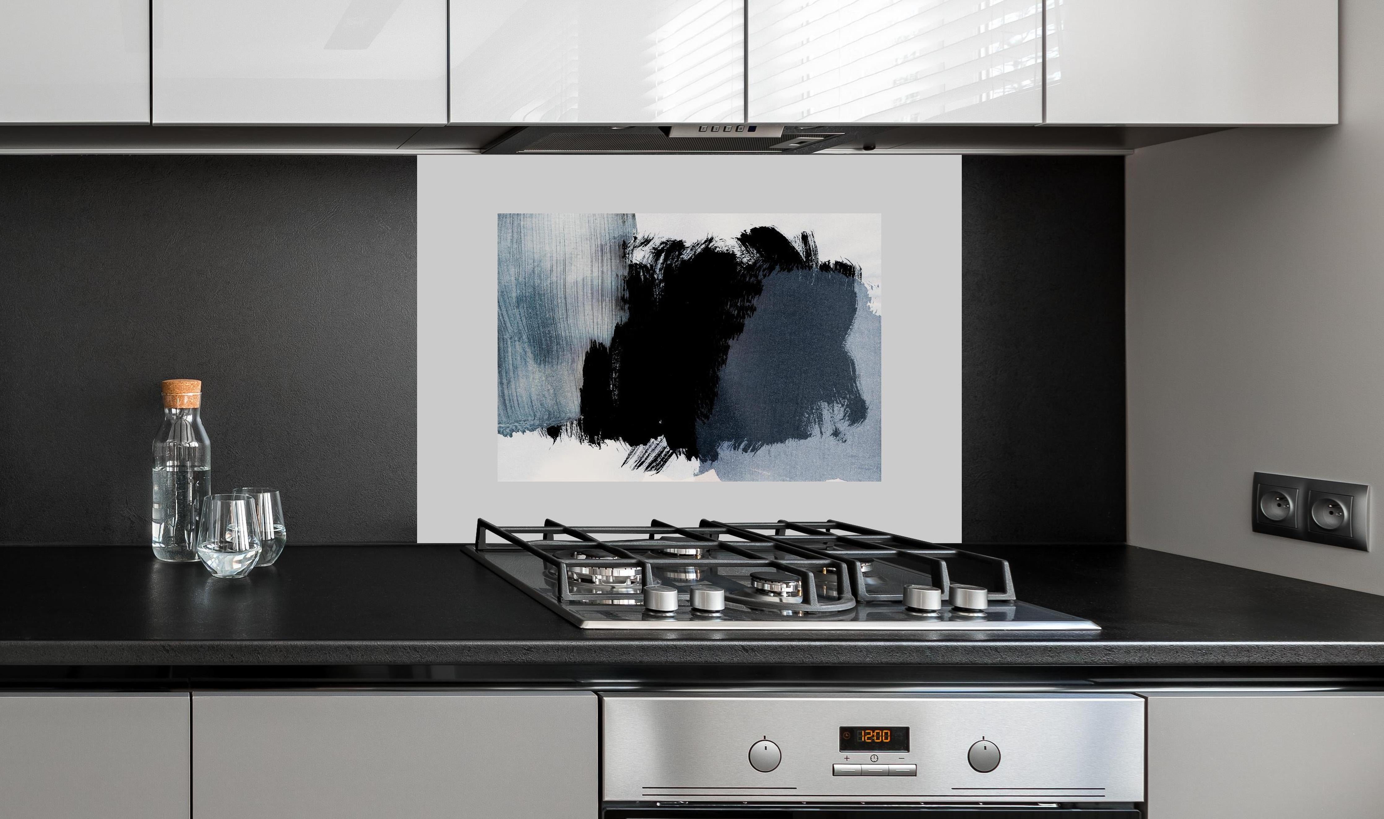 Spritzschutz - Abstrakte Kunst in Pastell-Blaugrau-Tönen hinter einem Cerankochfeld zwischen Holz-Kochutensilien