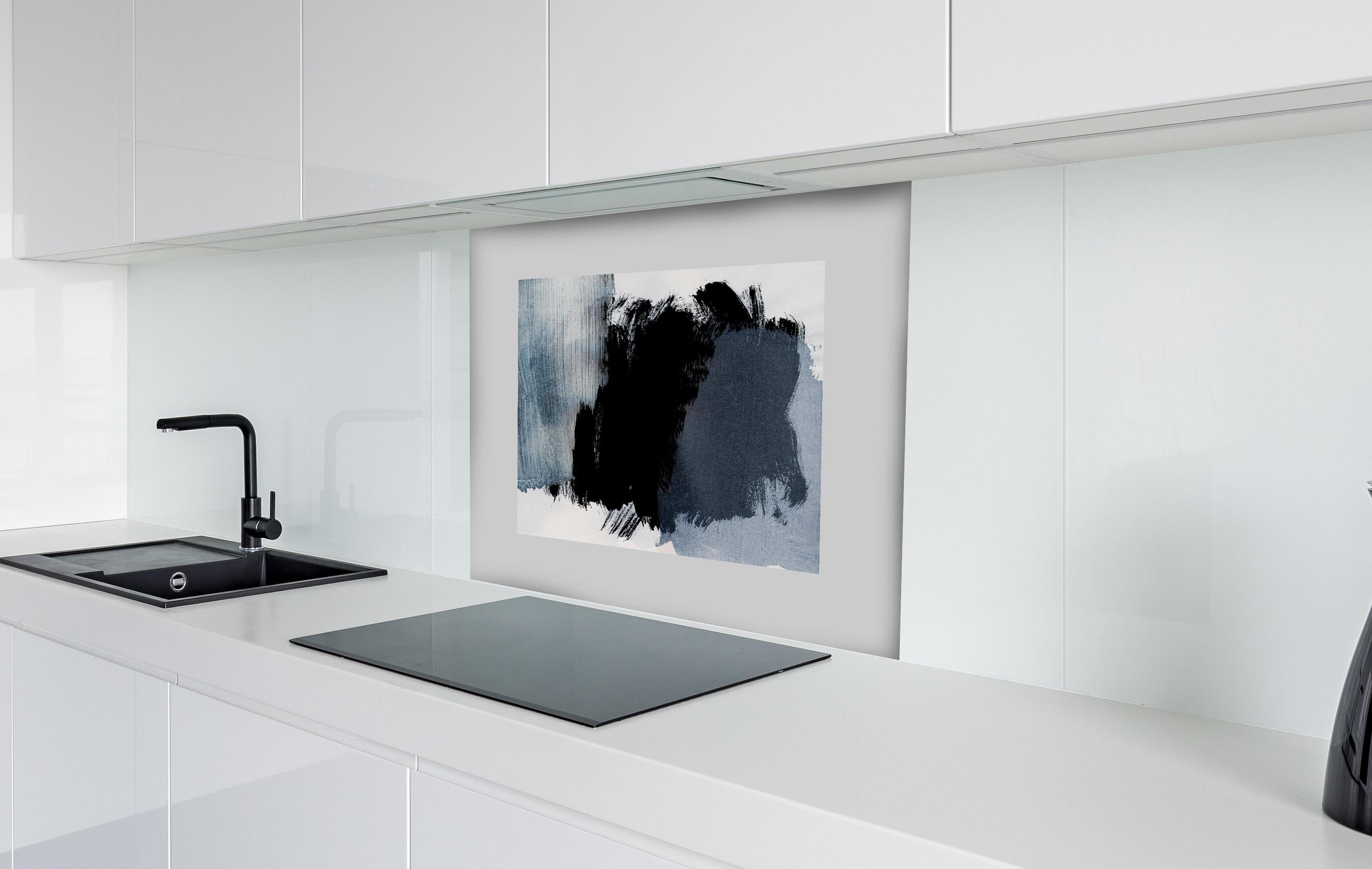 Spritzschutz - Abstrakte Kunst in Pastell-Blaugrau-Tönen hinter einem Cerankochfeld zwischen Holz-Kochutensilien