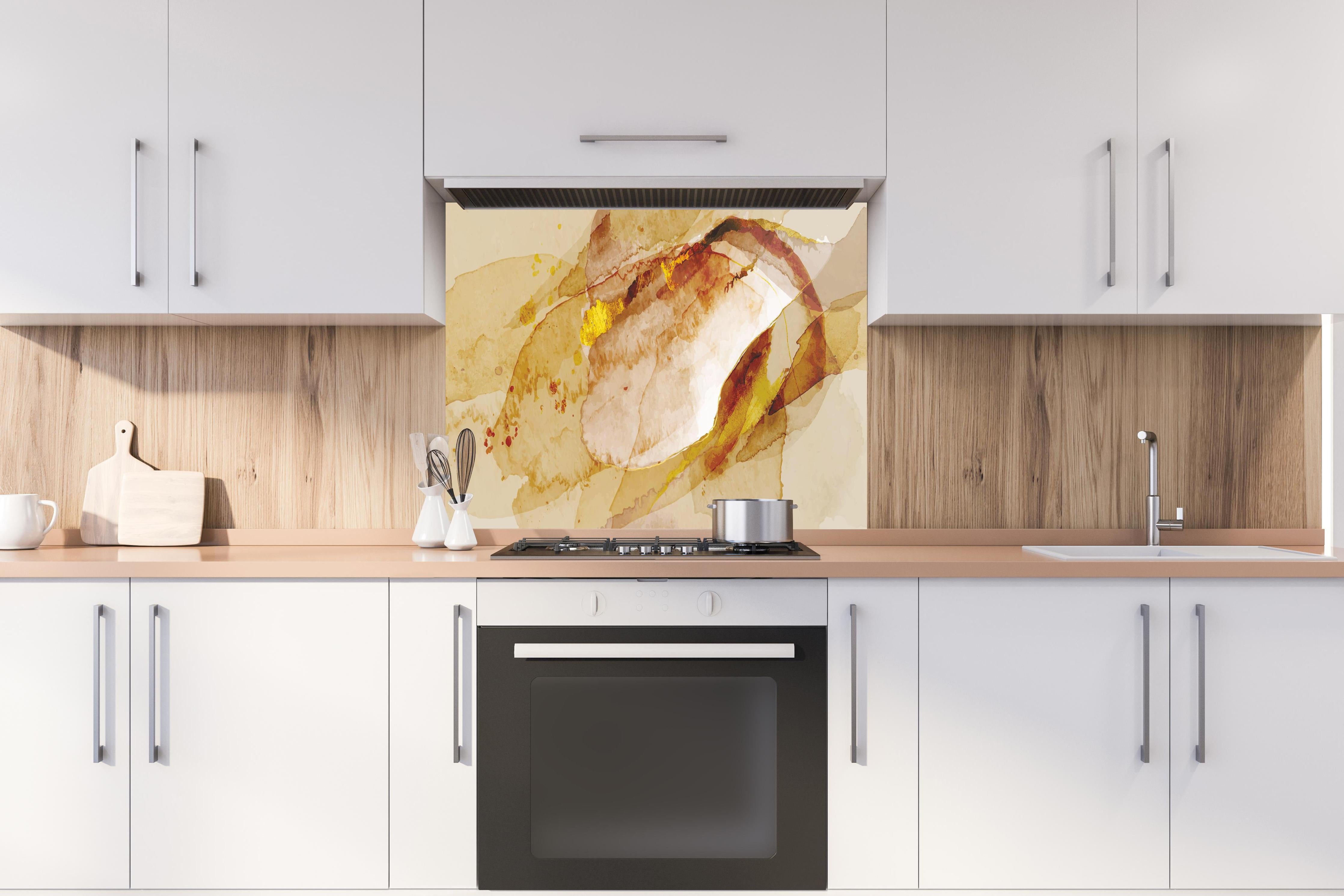 Spritzschutz - Abstrakte Kunst mit goldenen Akzenten Aquarell hinter einem Cerankochfeld zwischen Holz-Kochutensilien