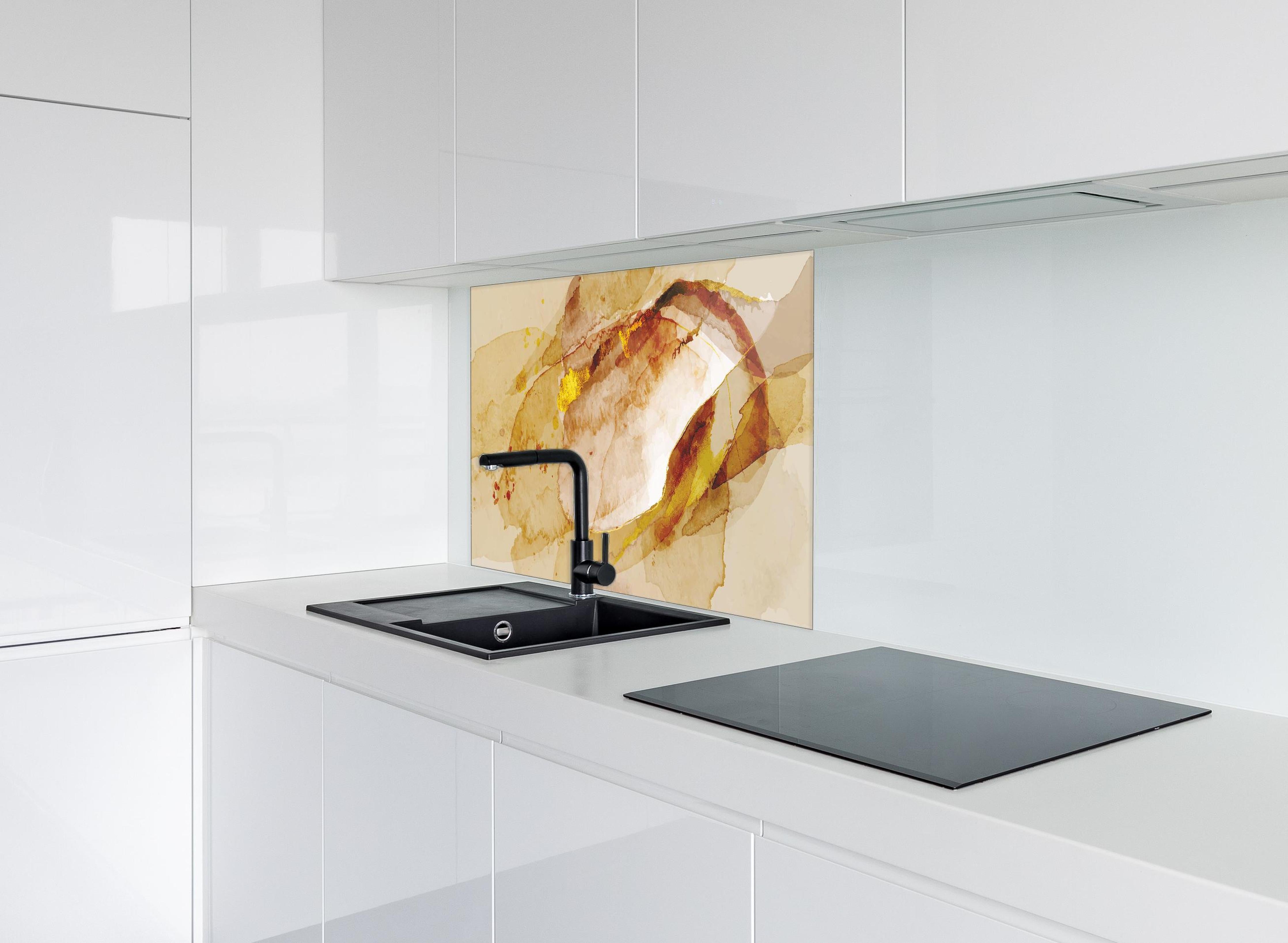 Spritzschutz - Abstrakte Kunst mit goldenen Akzenten Aquarell hinter einem Cerankochfeld zwischen Holz-Kochutensilien