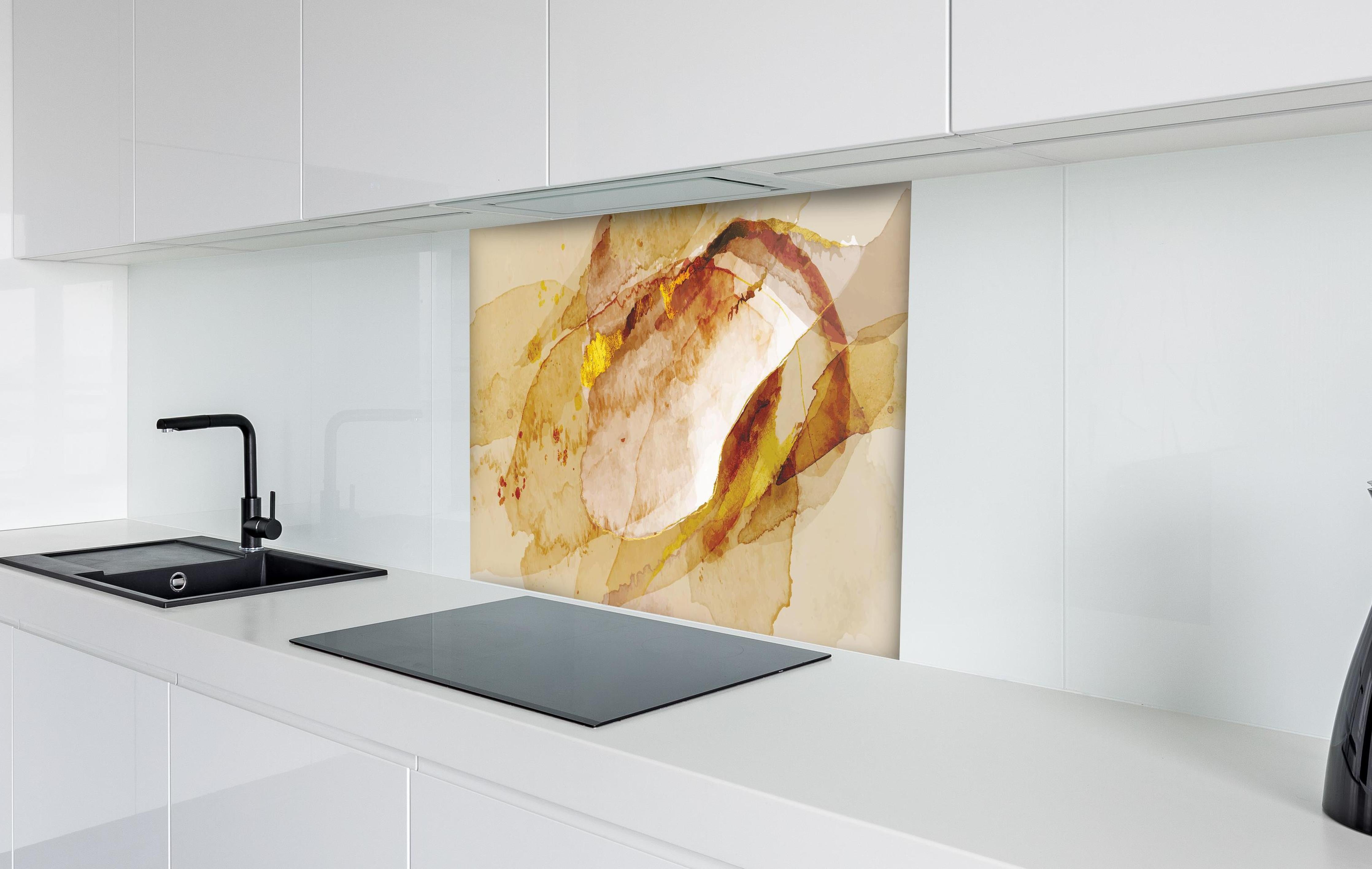 Spritzschutz - Abstrakte Kunst mit goldenen Akzenten Aquarell hinter einem Cerankochfeld zwischen Holz-Kochutensilien