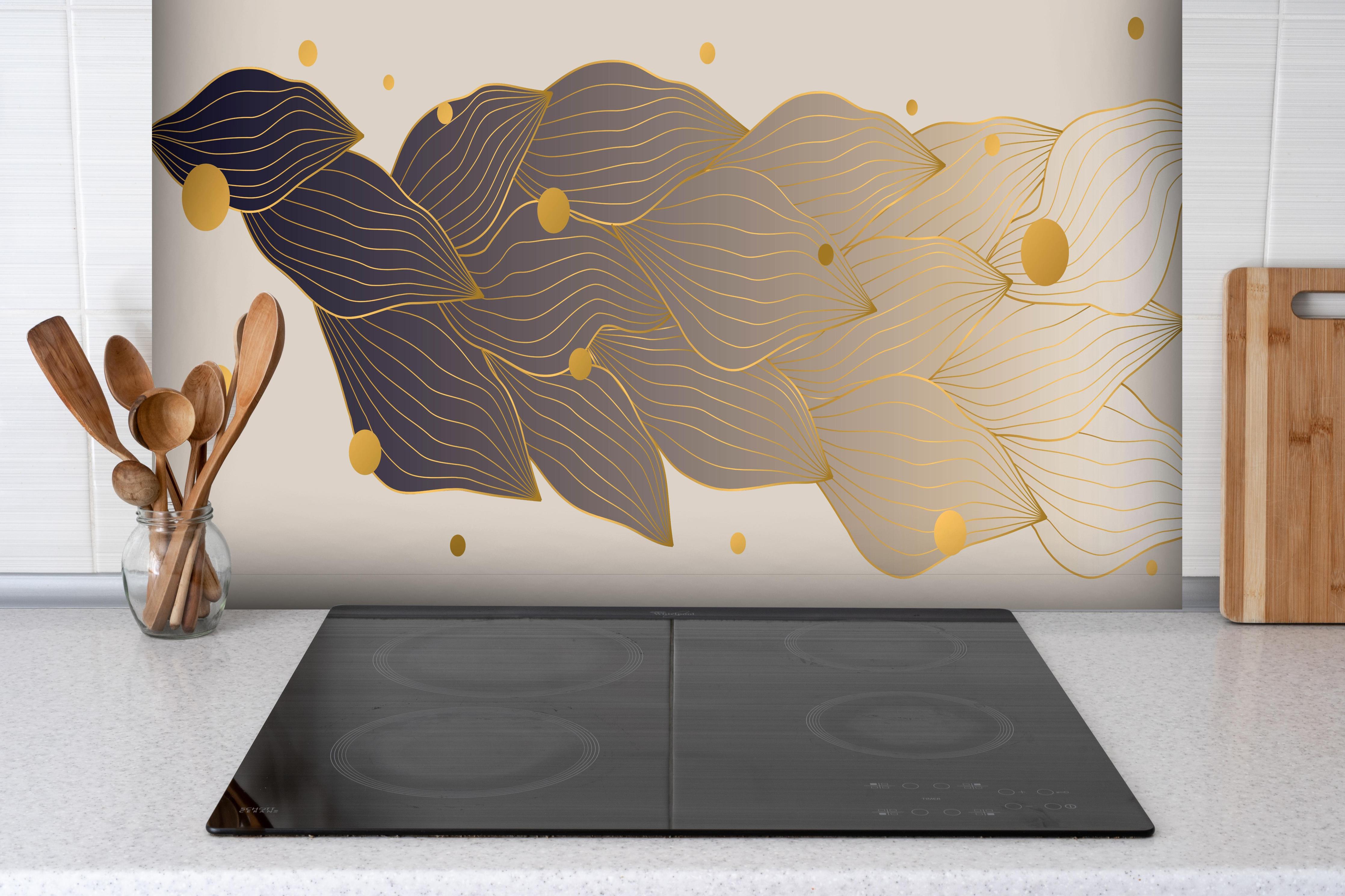 Spritzschutz - Abstrakte Kunst mit goldenen Akzenten hinter einem Cerankochfeld zwischen Holz-Kochutensilien