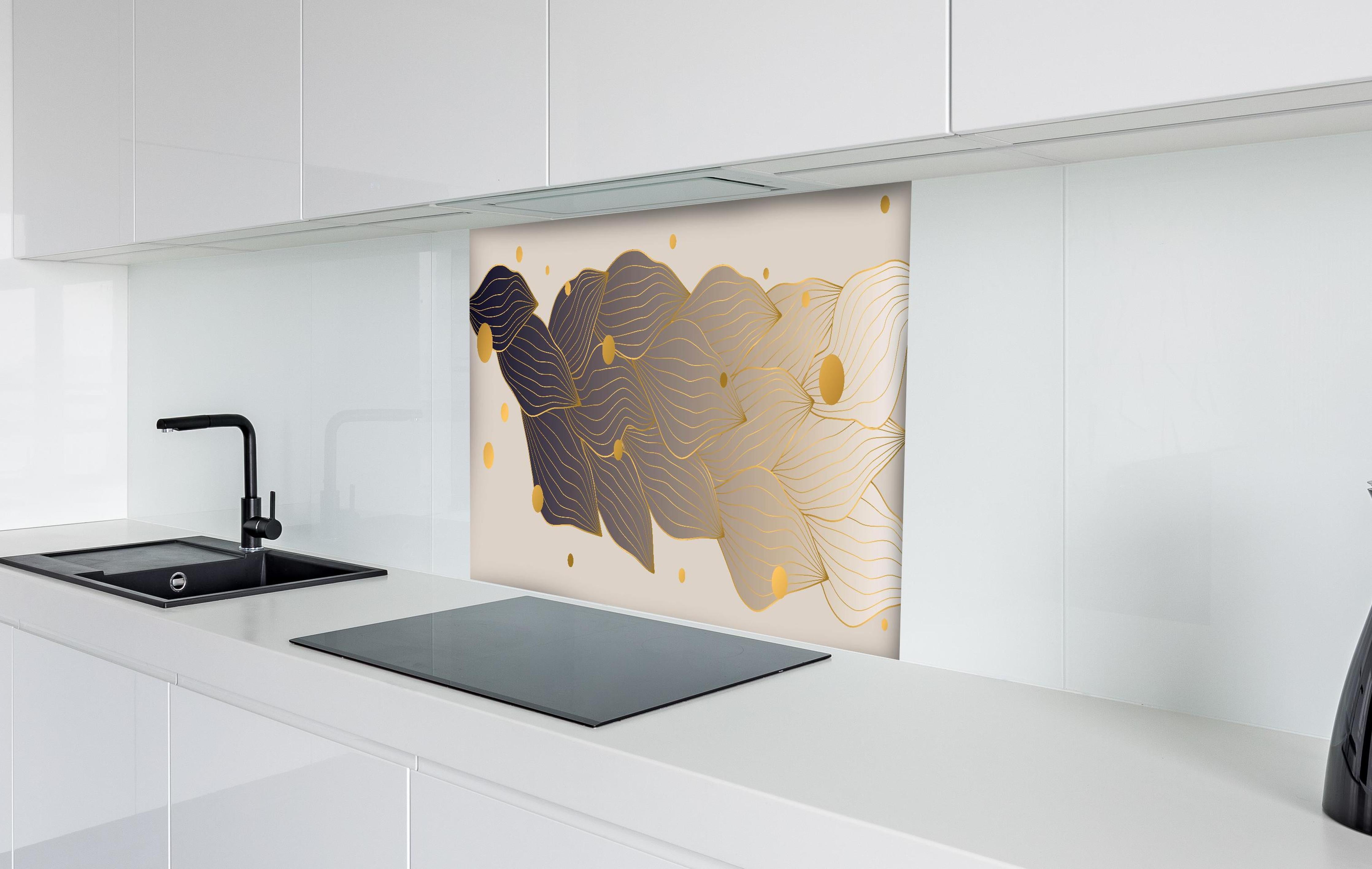 Spritzschutz - Abstrakte Kunst mit goldenen Akzenten hinter einem Cerankochfeld zwischen Holz-Kochutensilien