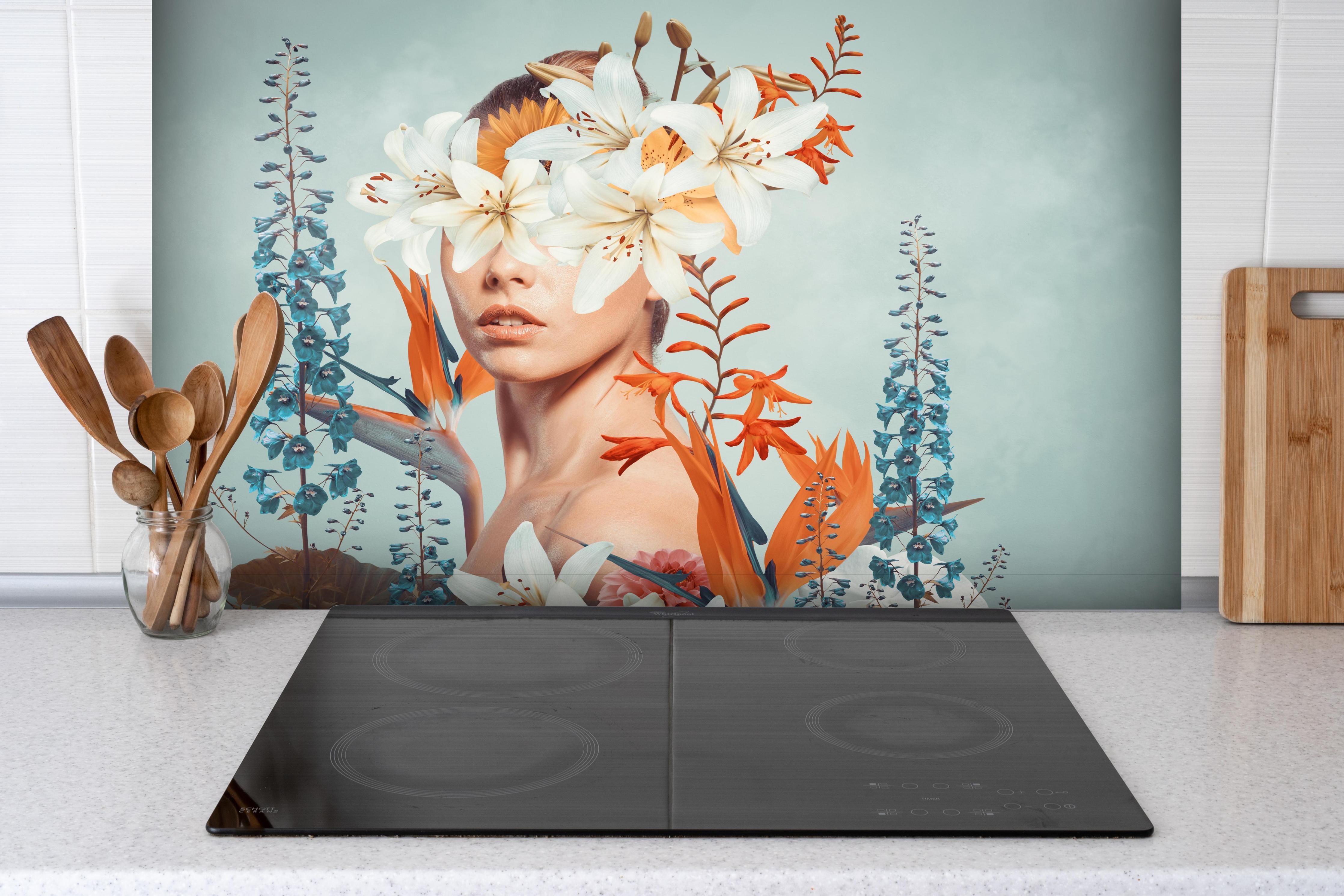 Spritzschutz - Abstrakte Kunstcollage einer jungen Frau hinter einem Cerankochfeld zwischen Holz-Kochutensilien