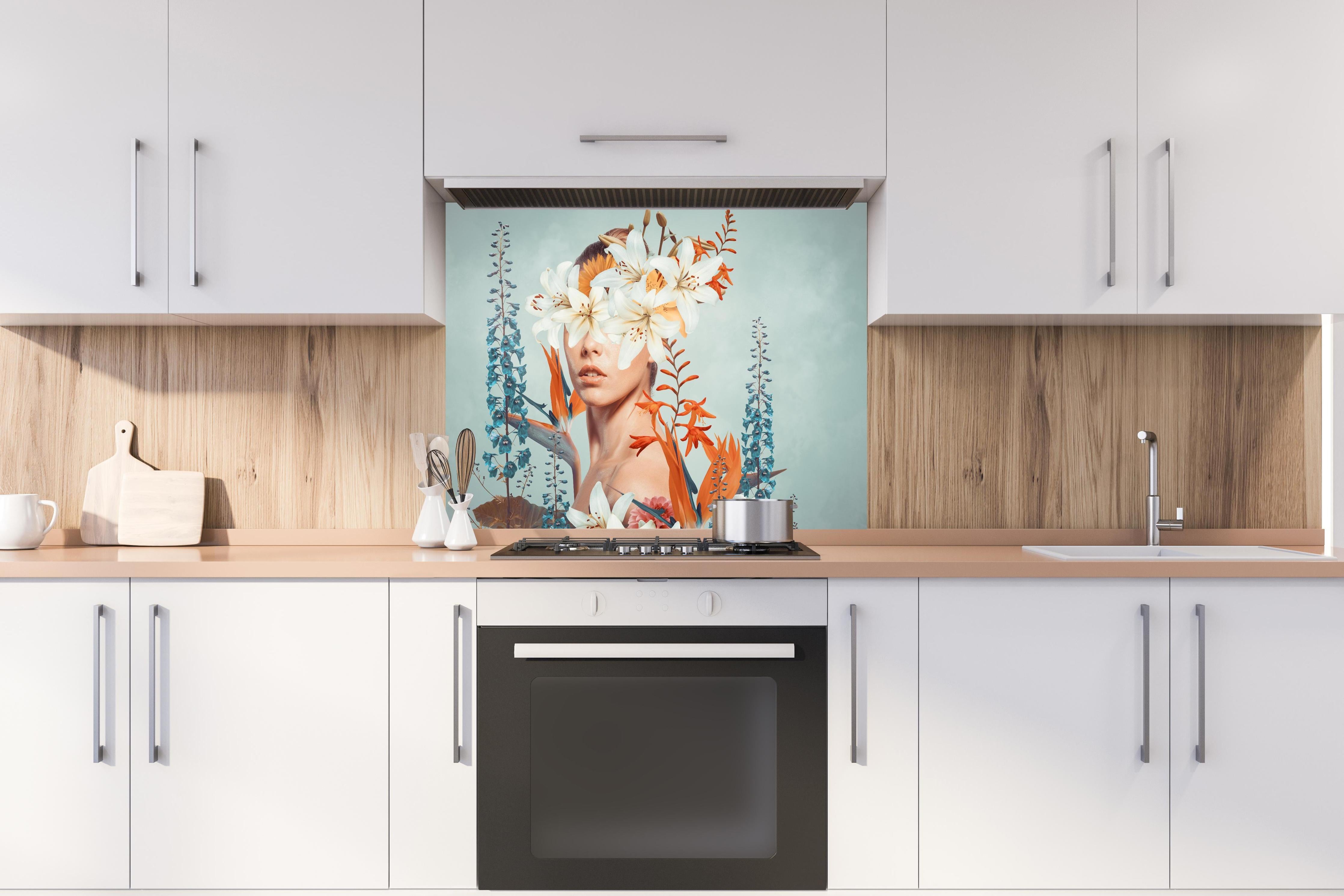 Spritzschutz - Abstrakte Kunstcollage einer jungen Frau hinter einem Cerankochfeld zwischen Holz-Kochutensilien