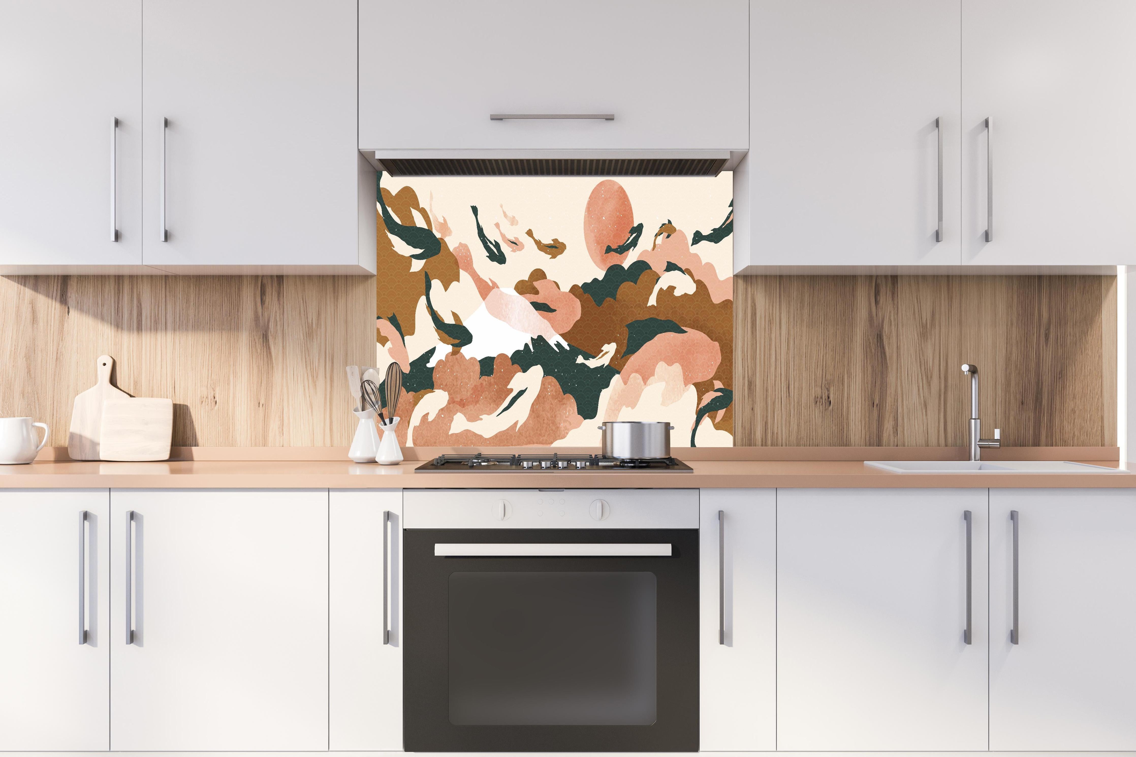 Spritzschutz - Abstrakte Landschaft in sanften Pastelltönen hinter einem Cerankochfeld zwischen Holz-Kochutensilien
