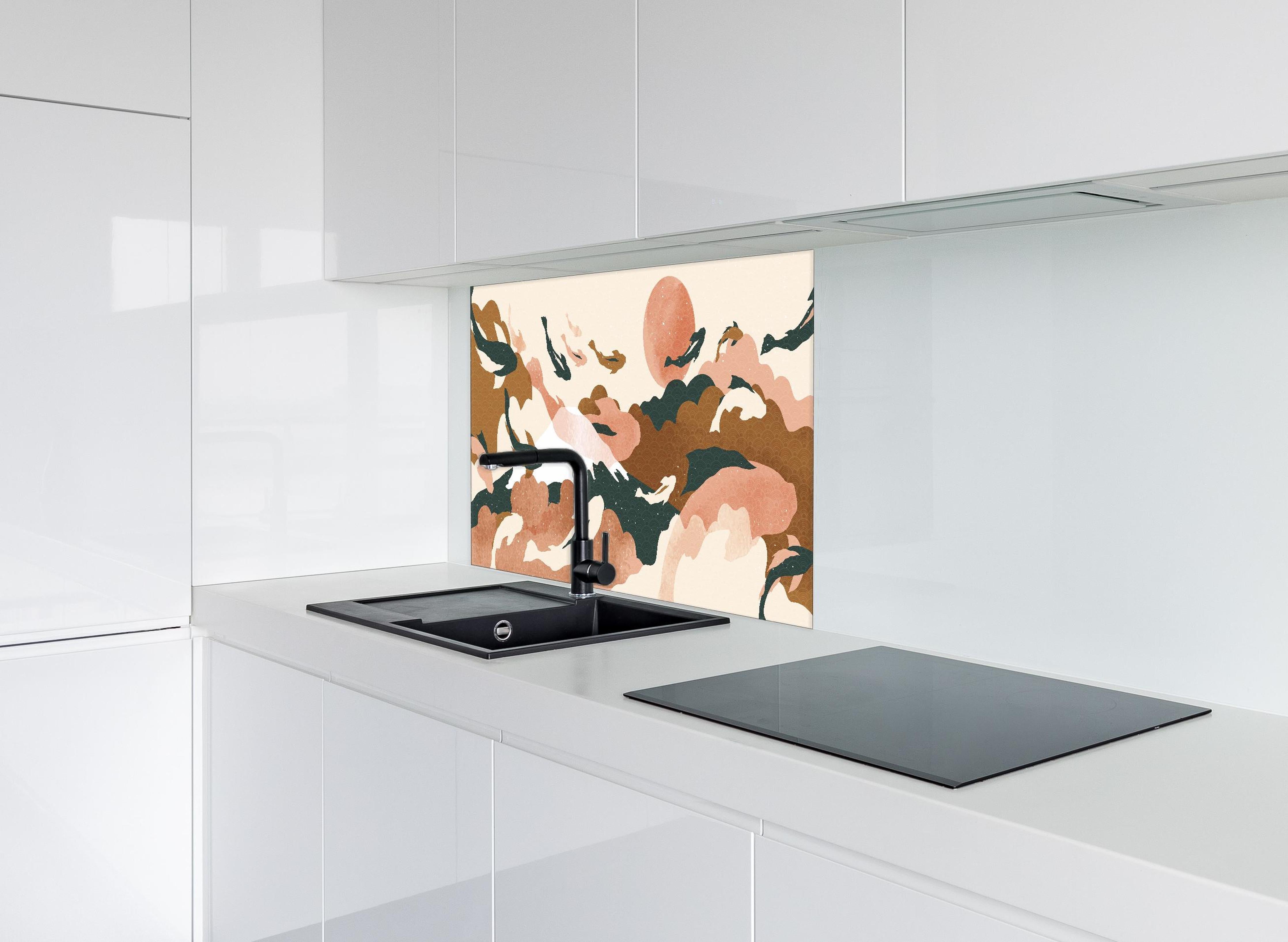 Spritzschutz - Abstrakte Landschaft in sanften Pastelltönen hinter einem Cerankochfeld zwischen Holz-Kochutensilien