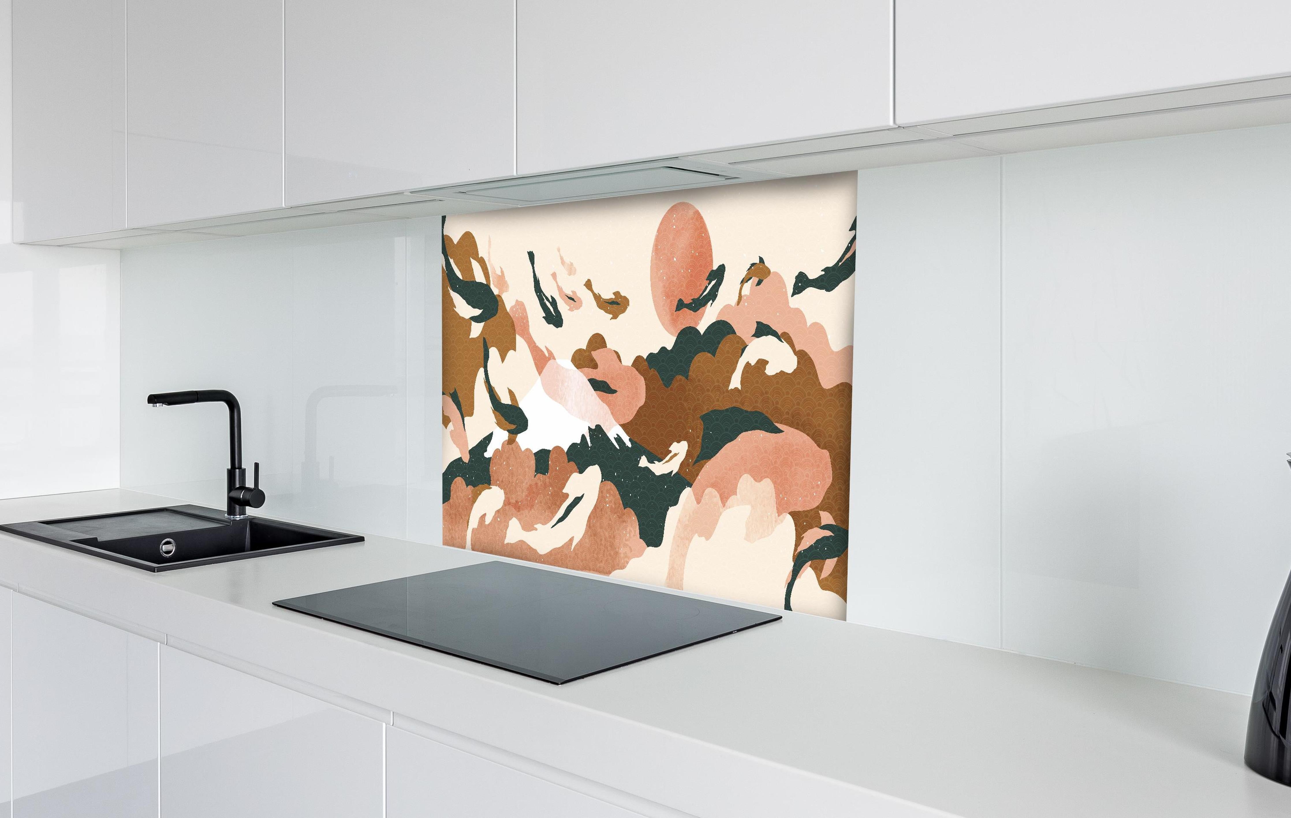 Spritzschutz - Abstrakte Landschaft in sanften Pastelltönen hinter einem Cerankochfeld zwischen Holz-Kochutensilien