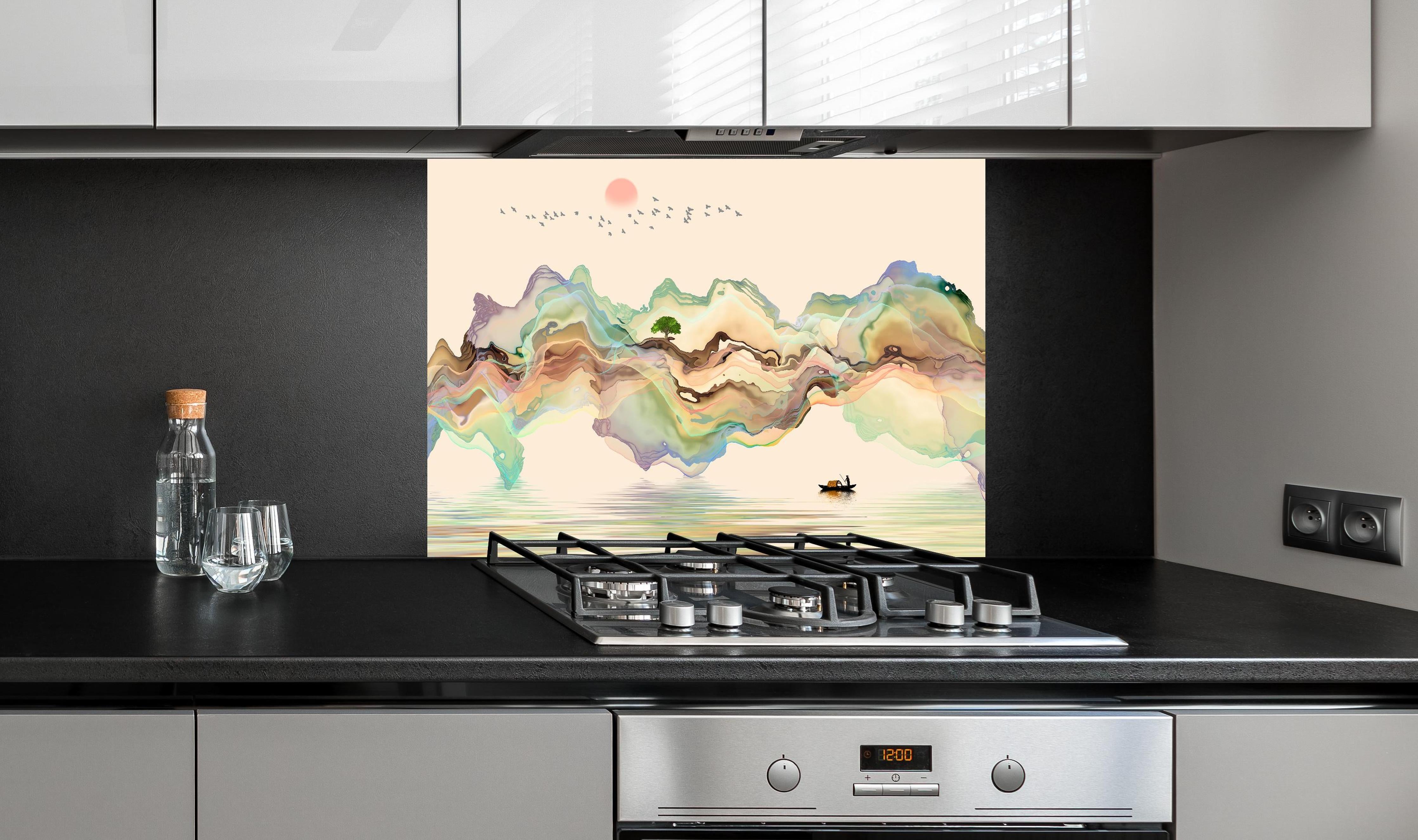 Spritzschutz - Abstrakte Landschafts Illustration hinter einem Cerankochfeld zwischen Holz-Kochutensilien