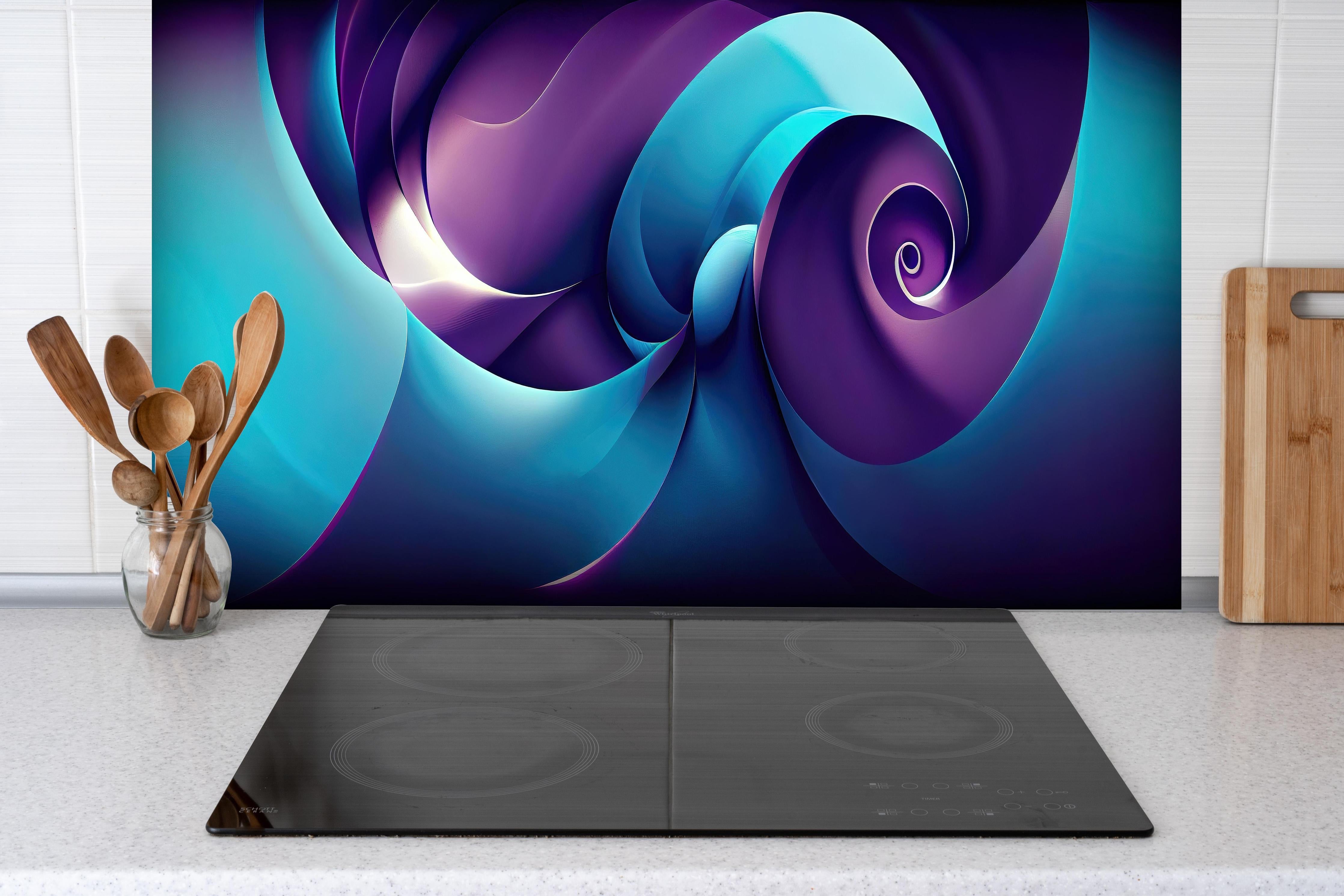 Spritzschutz - Abstrakte Lila-Spiral-Wallpaper-Gestaltung hinter einem Cerankochfeld zwischen Holz-Kochutensilien