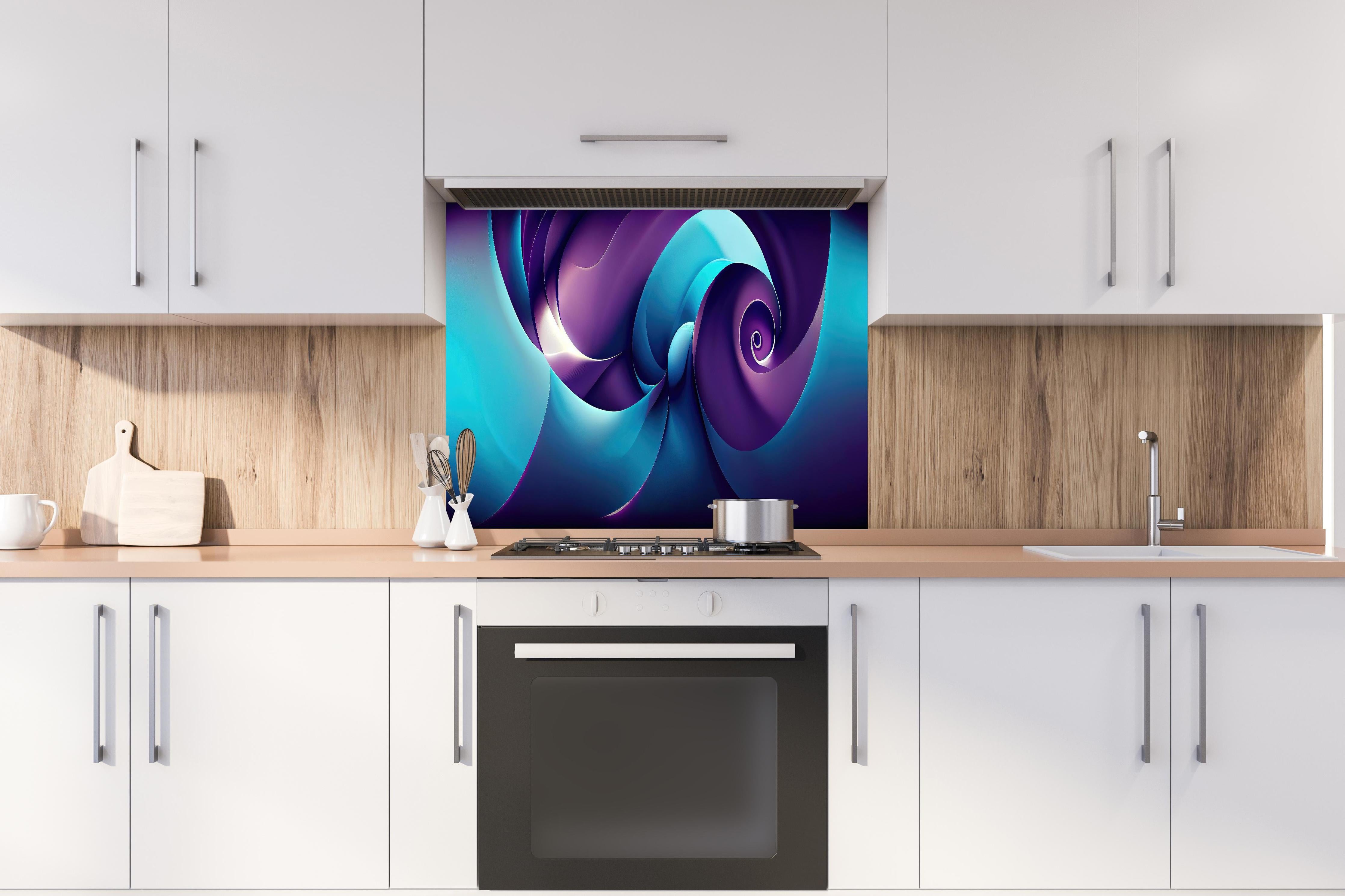 Spritzschutz - Abstrakte Lila-Spiral-Wallpaper-Gestaltung hinter einem Cerankochfeld zwischen Holz-Kochutensilien