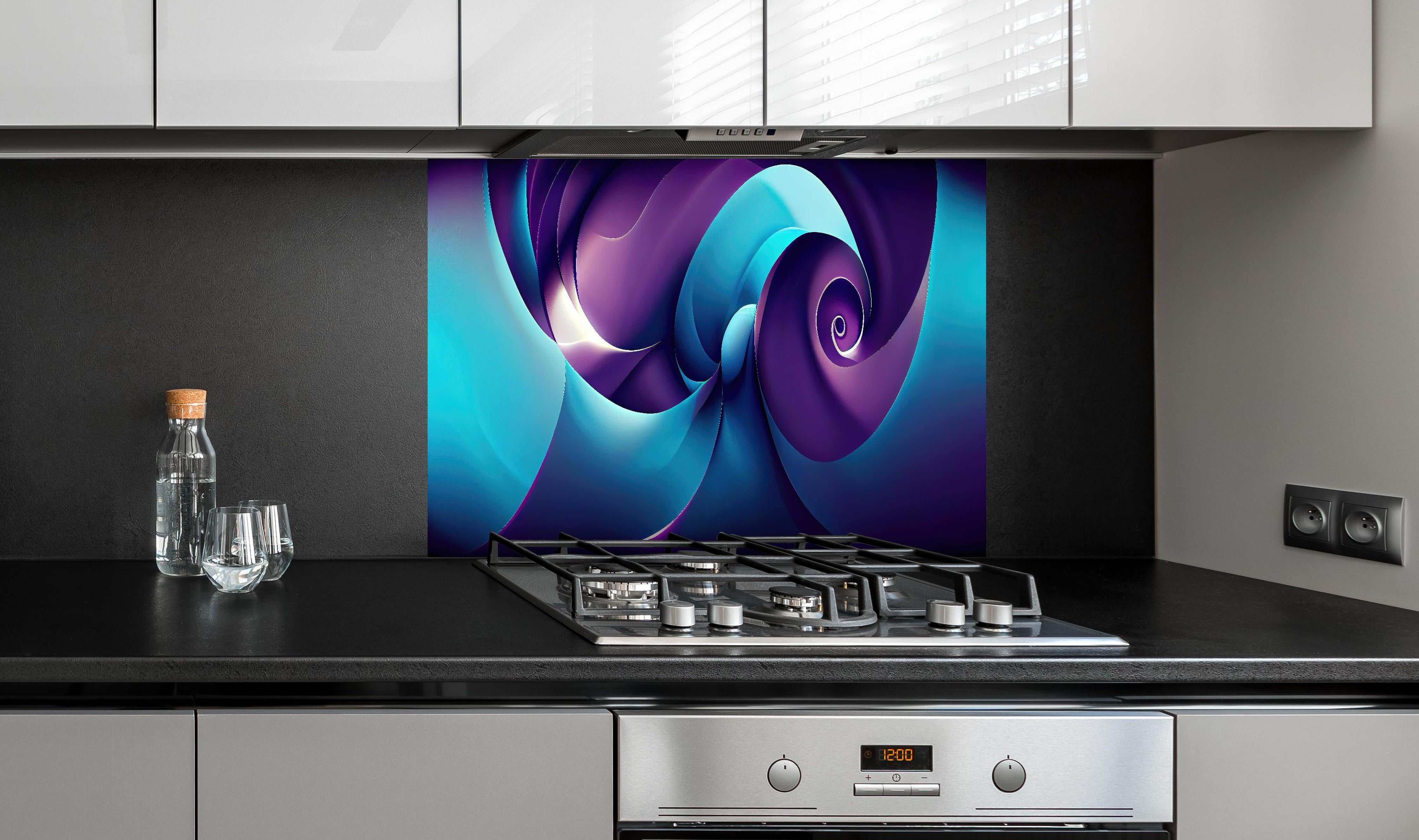 Spritzschutz - Abstrakte Lila-Spiral-Wallpaper-Gestaltung hinter einem Cerankochfeld zwischen Holz-Kochutensilien
