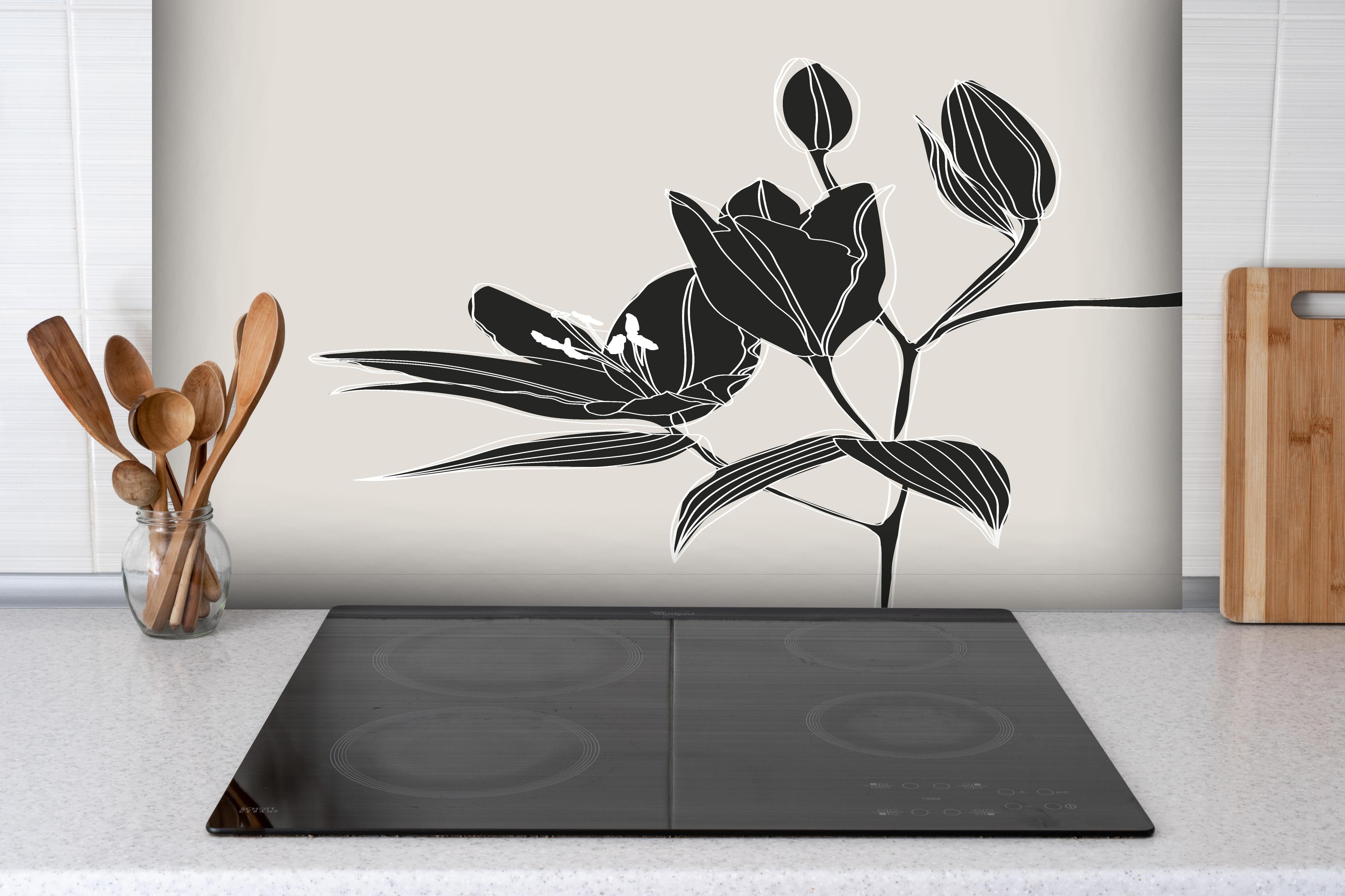 Spritzschutz - Abstrakte Lilienzeichnung in Beige Schwarz hinter einem Cerankochfeld zwischen Holz-Kochutensilien