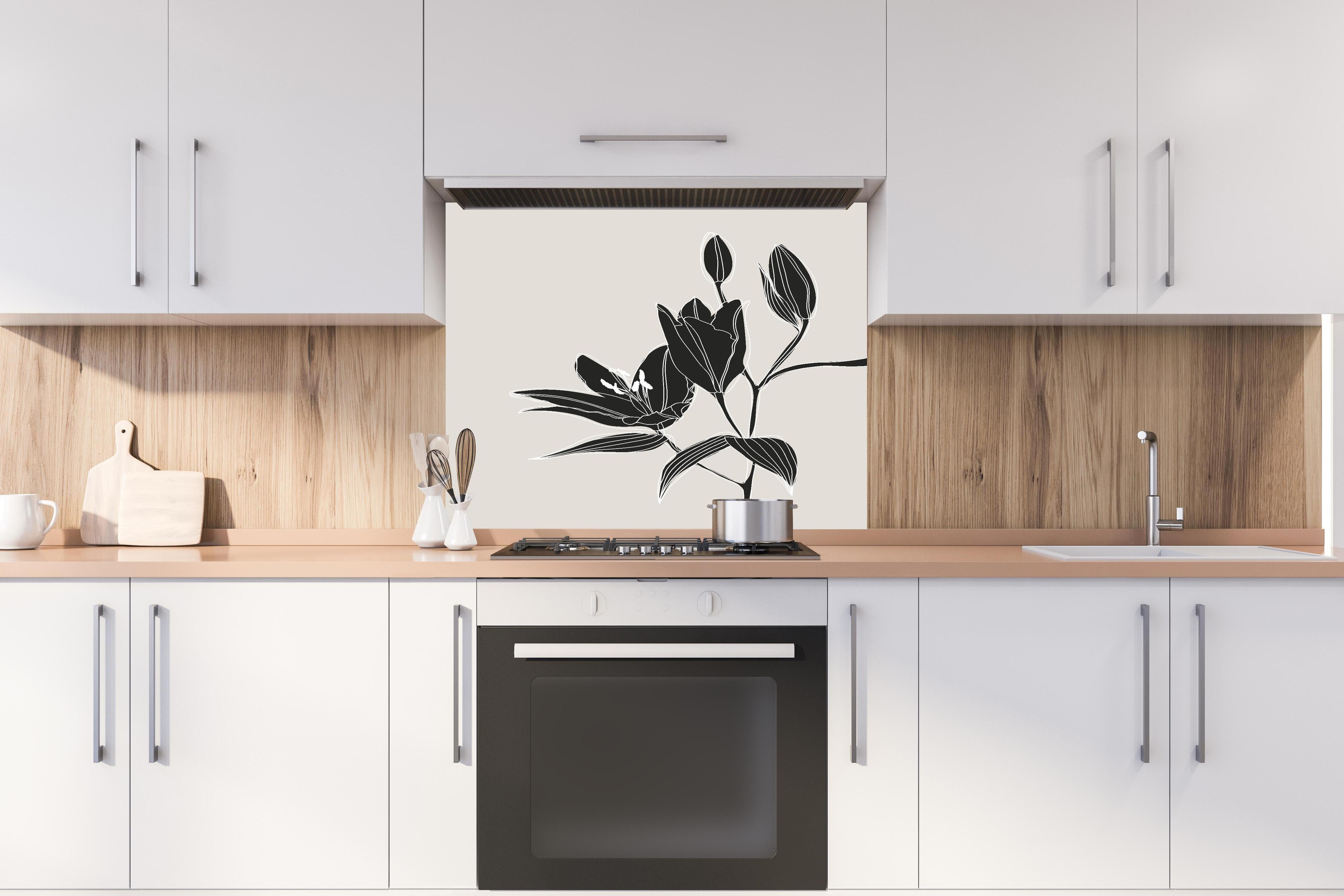 Spritzschutz - Abstrakte Lilienzeichnung in Beige Schwarz hinter einem Cerankochfeld zwischen Holz-Kochutensilien