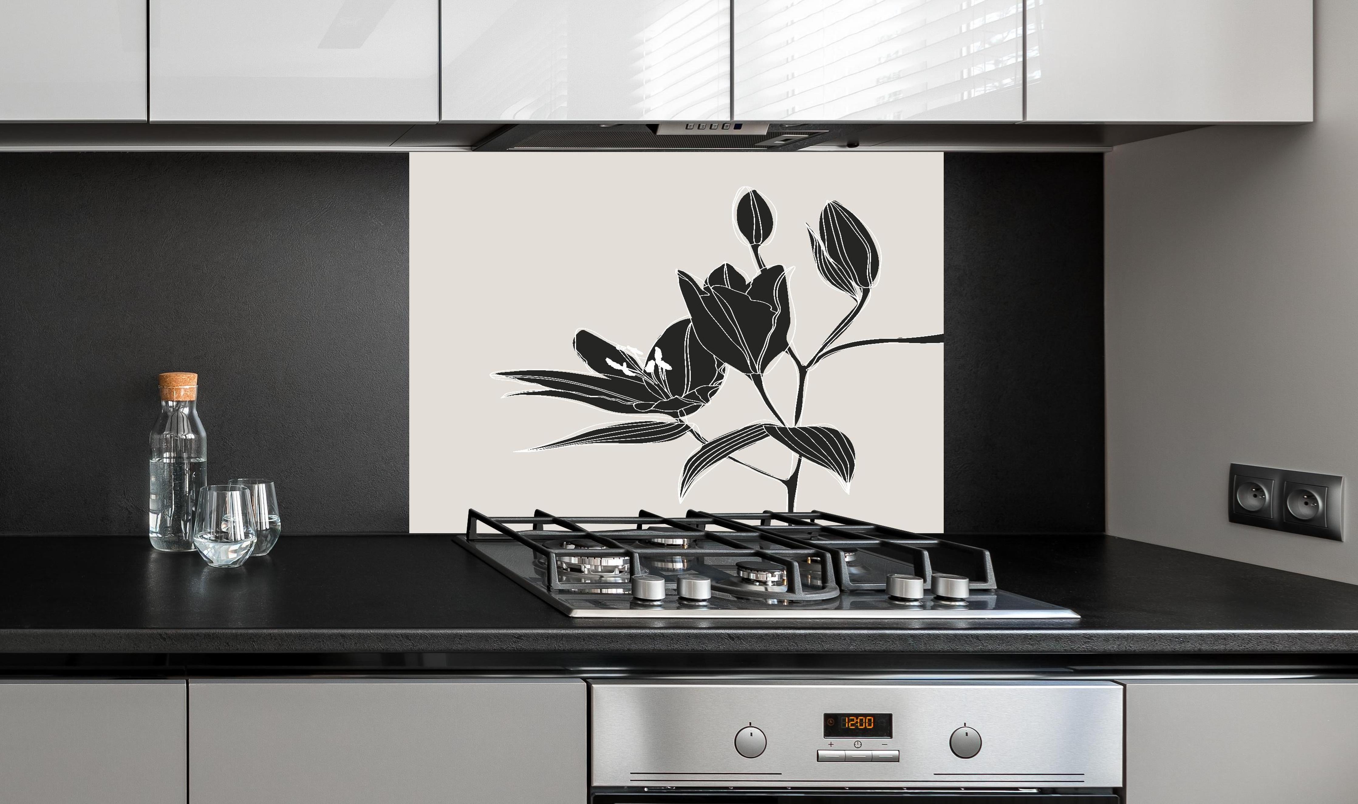 Spritzschutz - Abstrakte Lilienzeichnung in Beige Schwarz hinter einem Cerankochfeld zwischen Holz-Kochutensilien