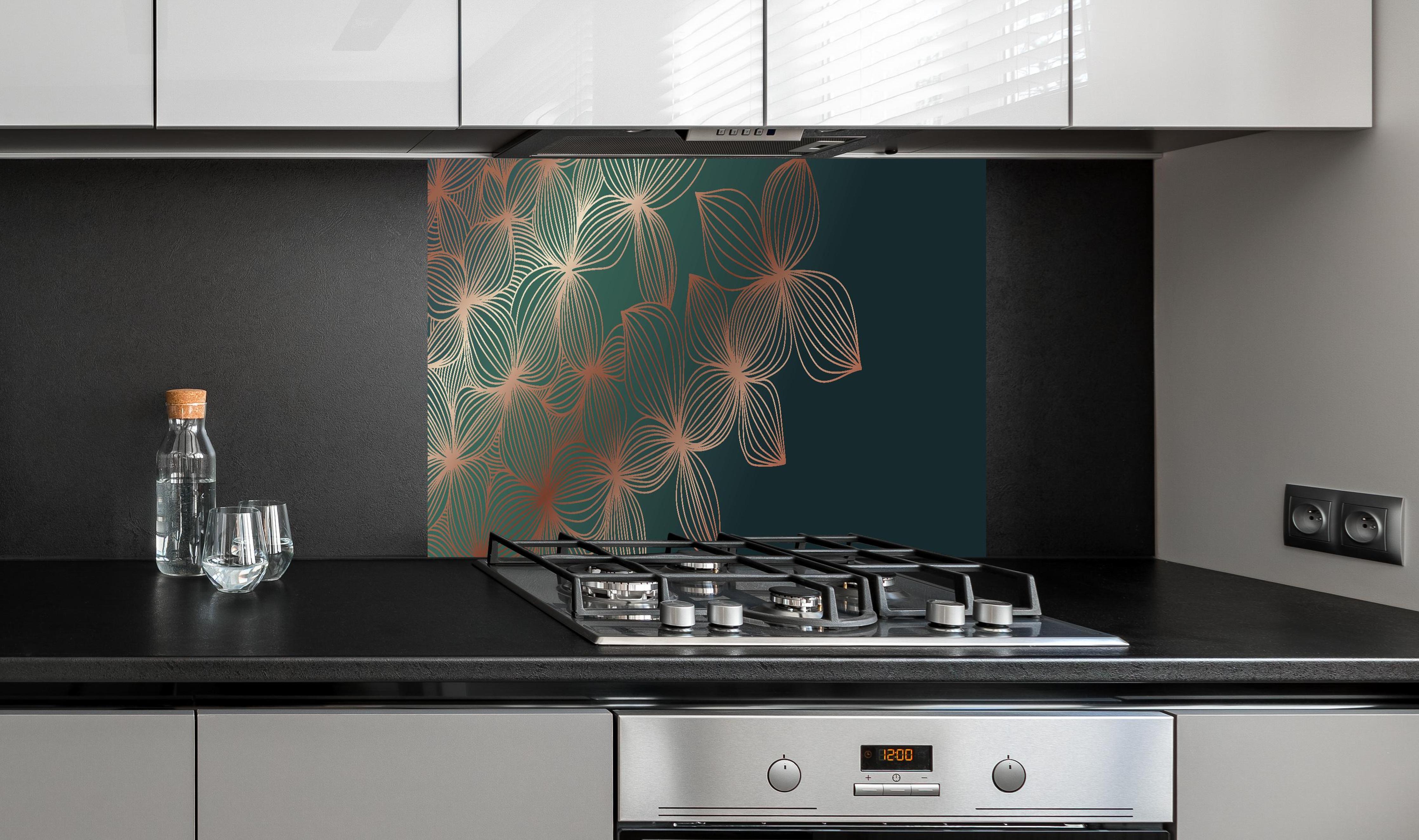 Spritzschutz - Abstrakte Lineart Pflanzenmotive Dunkelgrün hinter einem Cerankochfeld zwischen Holz-Kochutensilien