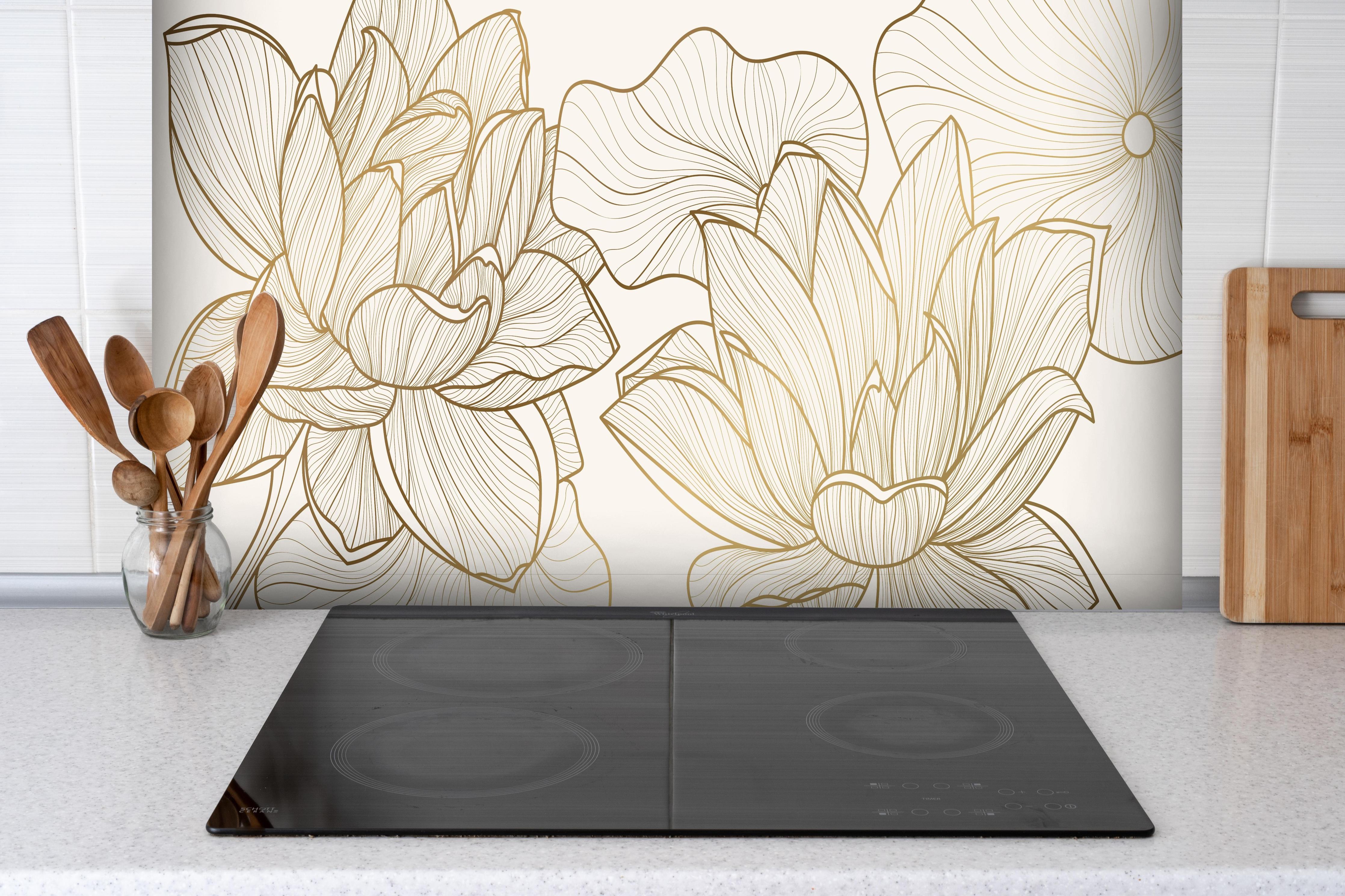 Spritzschutz - Abstrakte Linienkunst mit floralen Motiven hinter einem Cerankochfeld zwischen Holz-Kochutensilien