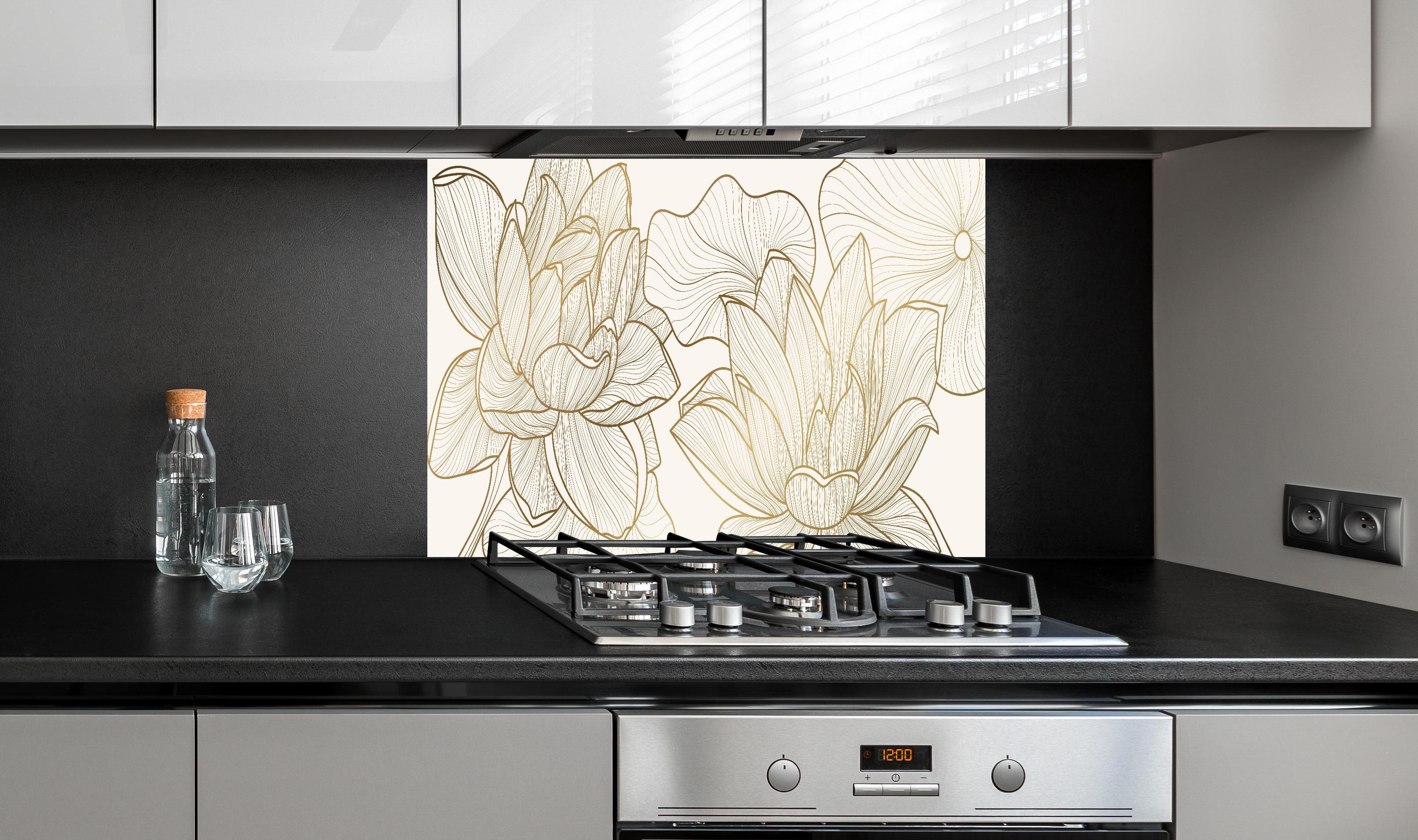 Spritzschutz - Abstrakte Linienkunst mit floralen Motiven hinter einem Cerankochfeld zwischen Holz-Kochutensilien